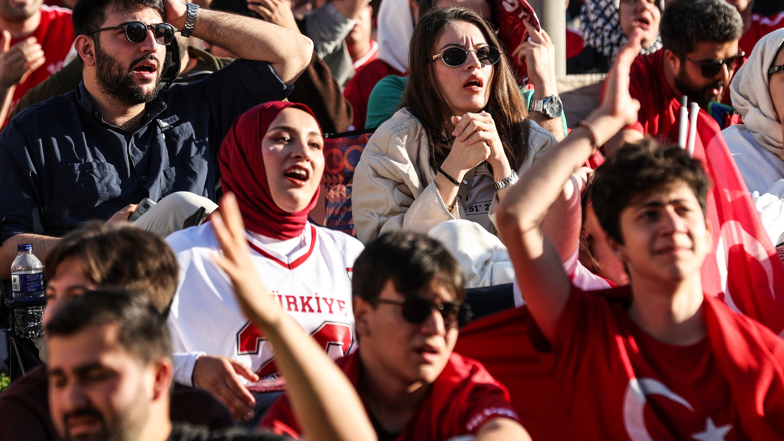 تركيا تواصل السقوط افتتاحياً وأستراليا تصنع التاريخ