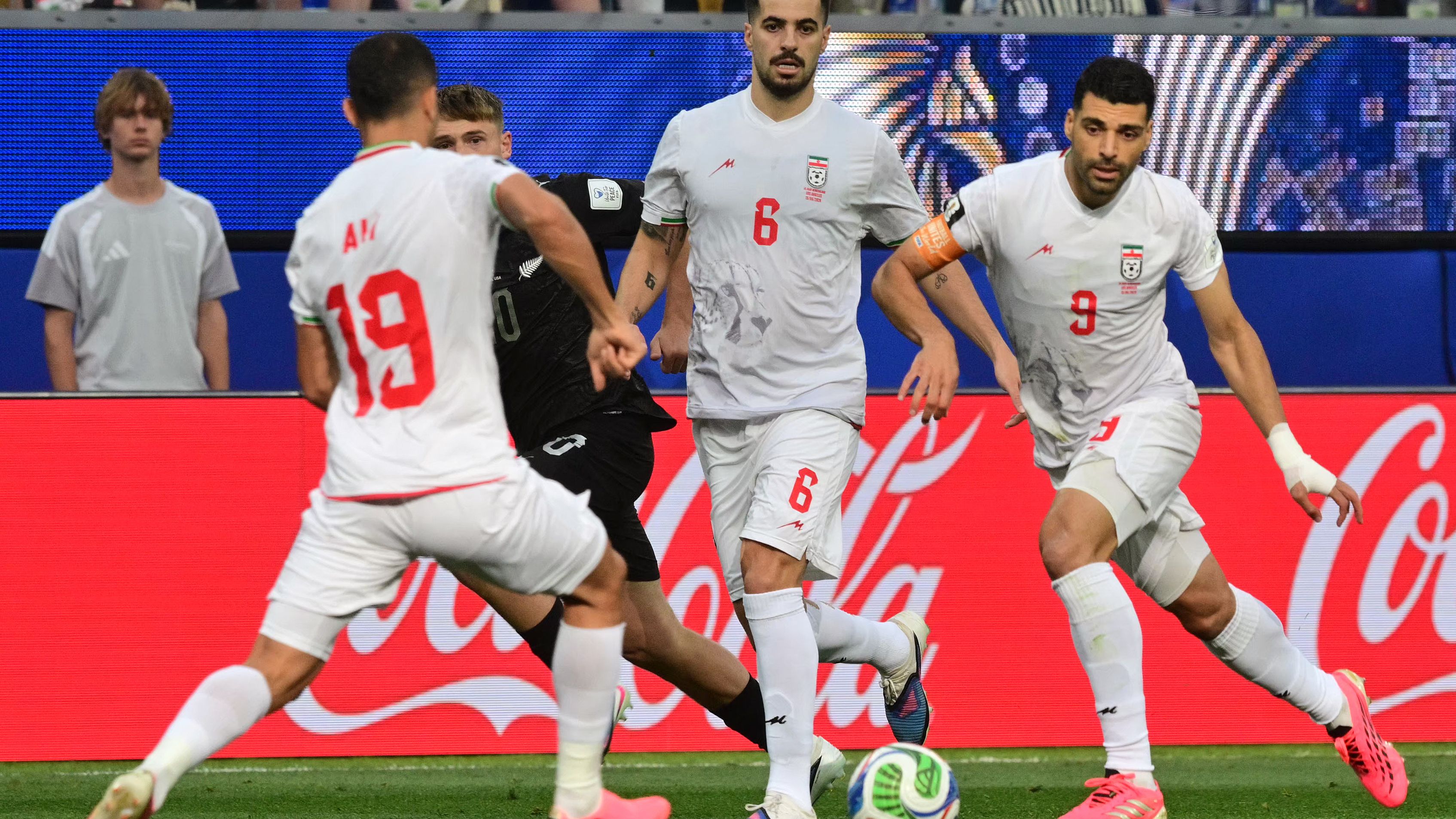 فيديو: هل ينفذ وعده؟.. إنفانتينو يفاجئ لاعبي إيران في غرفة الملابس