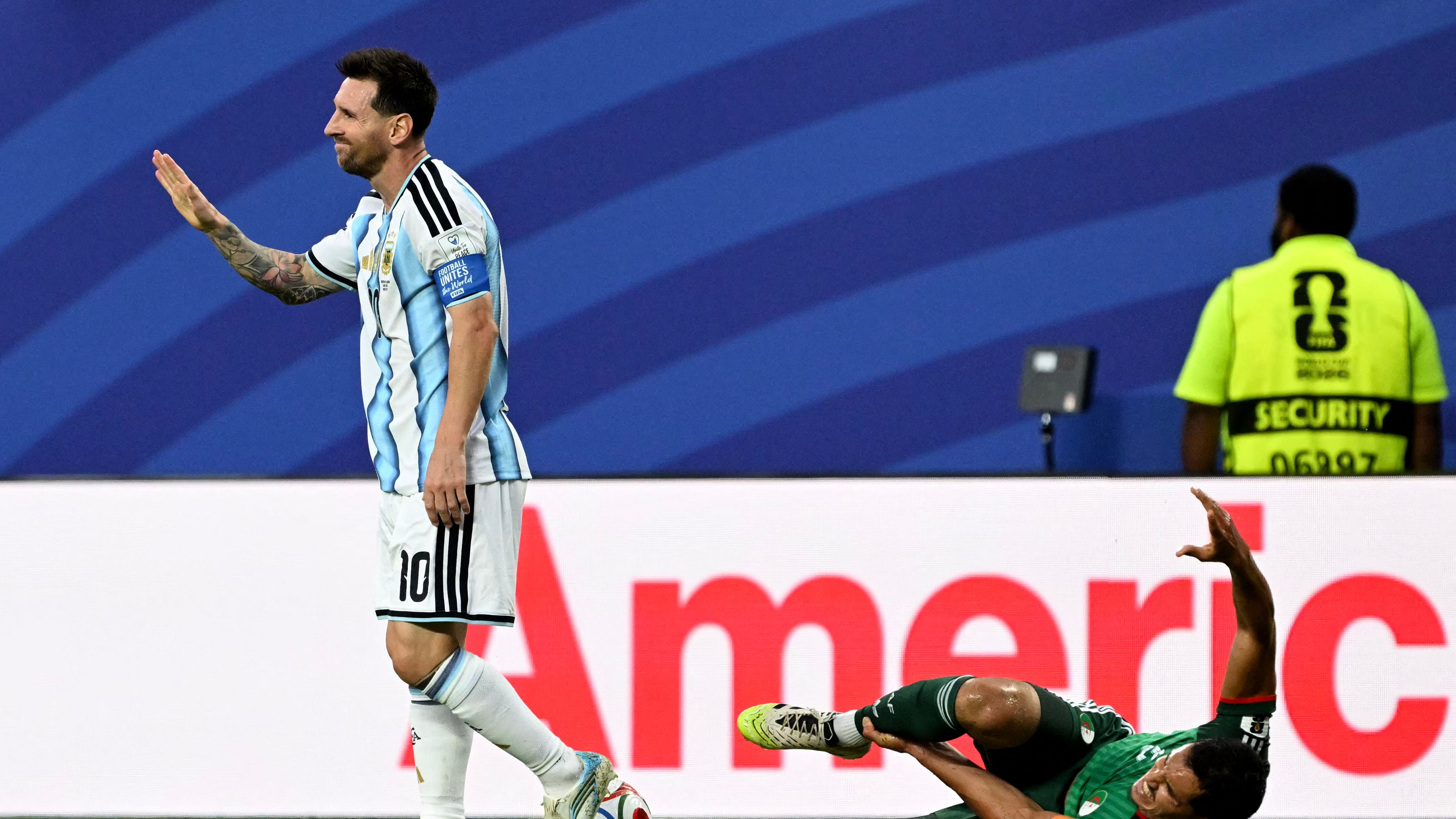 خبير تحكيمي عن لقطة ماندي: النية ليست عاملًا حاسمًا.. وميسي محظوظ