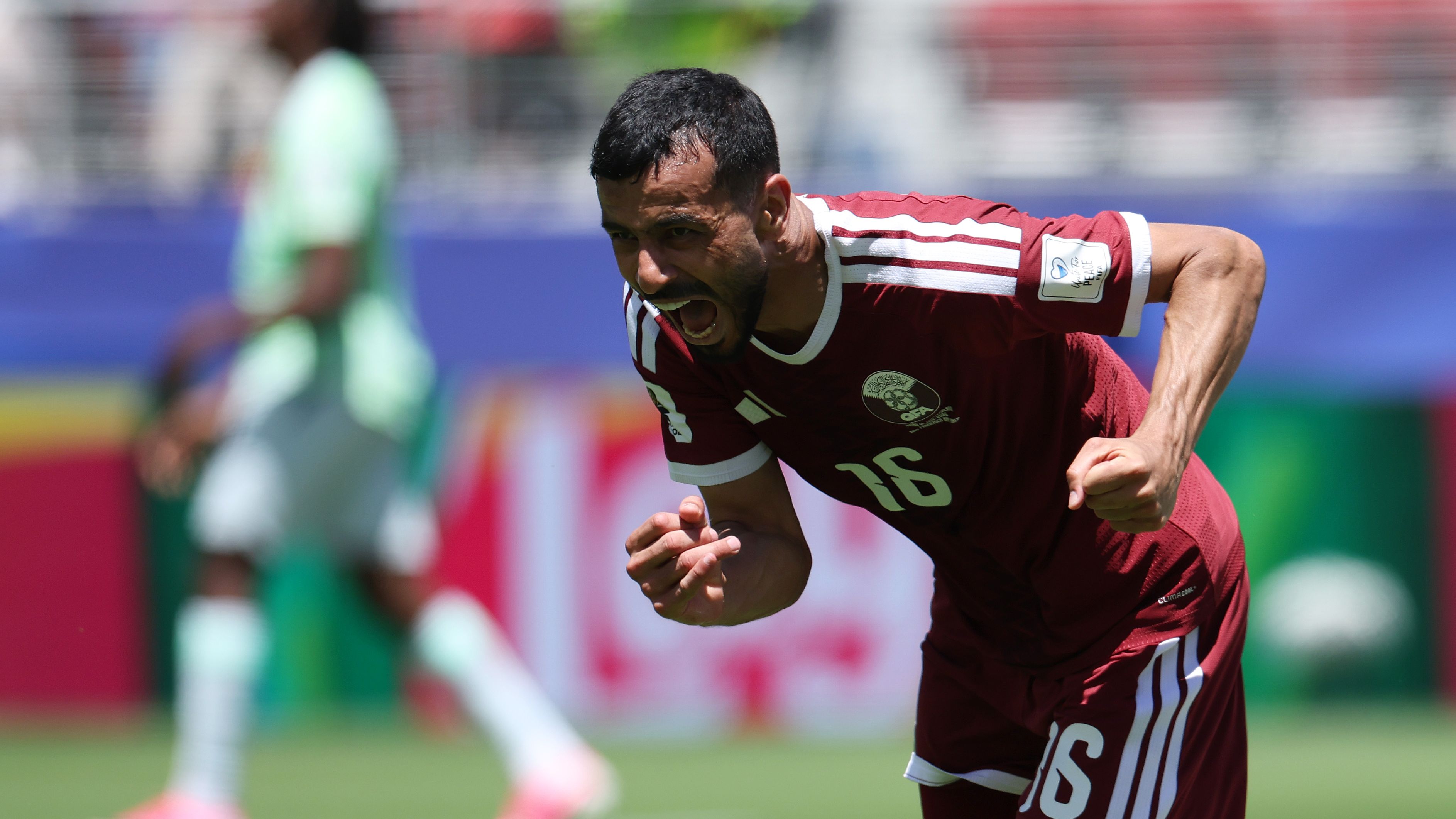 هدف تاريخي في الوقت القاتل يمنح قطر أول نقطة في تاريخها بكأس العالم