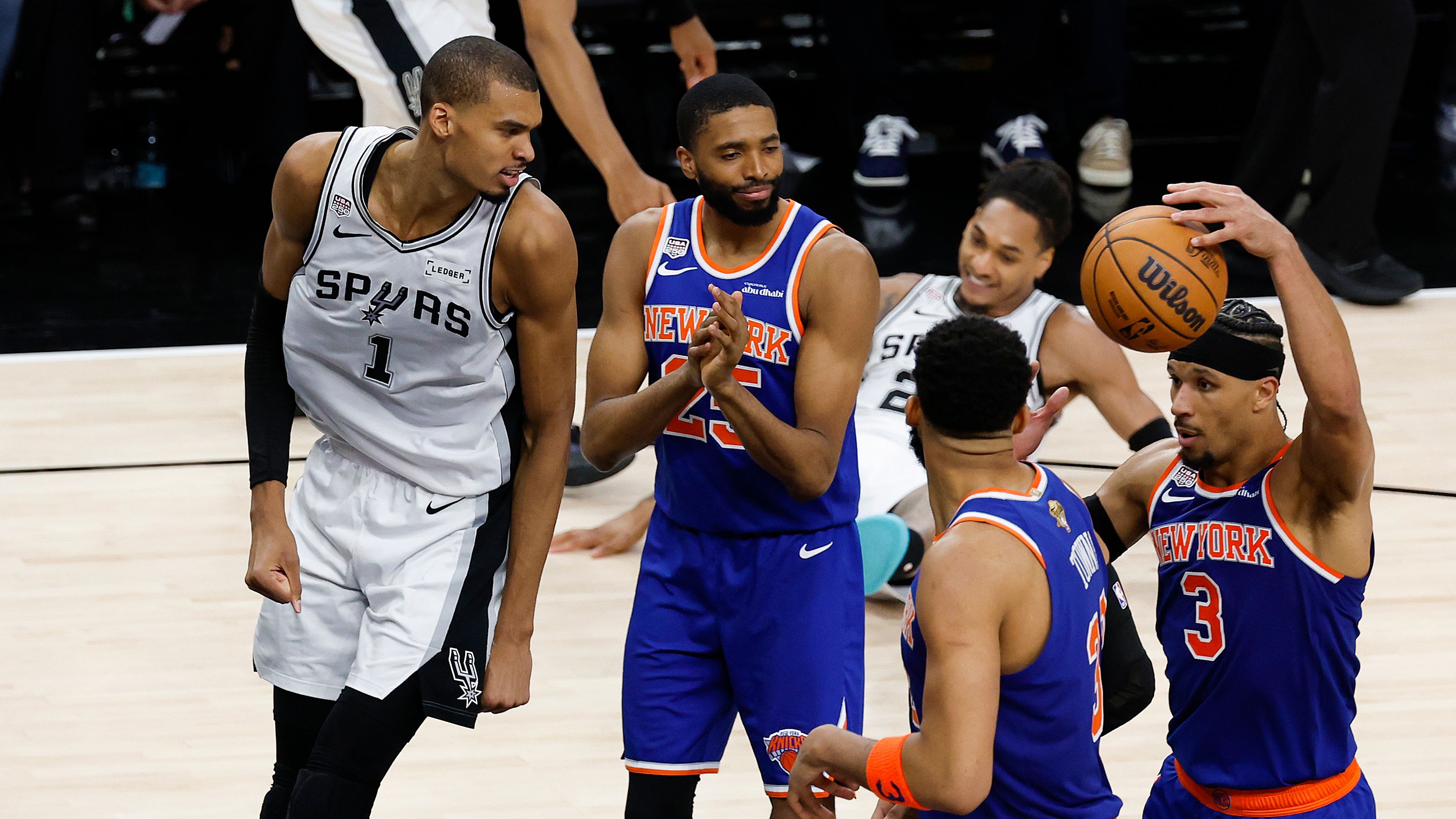 نجم NBA فيكتور ويمبانياما يتألق في مباراة كرة قدم بقميص باريس سان جيرمان وهدف على طريقة مبابي