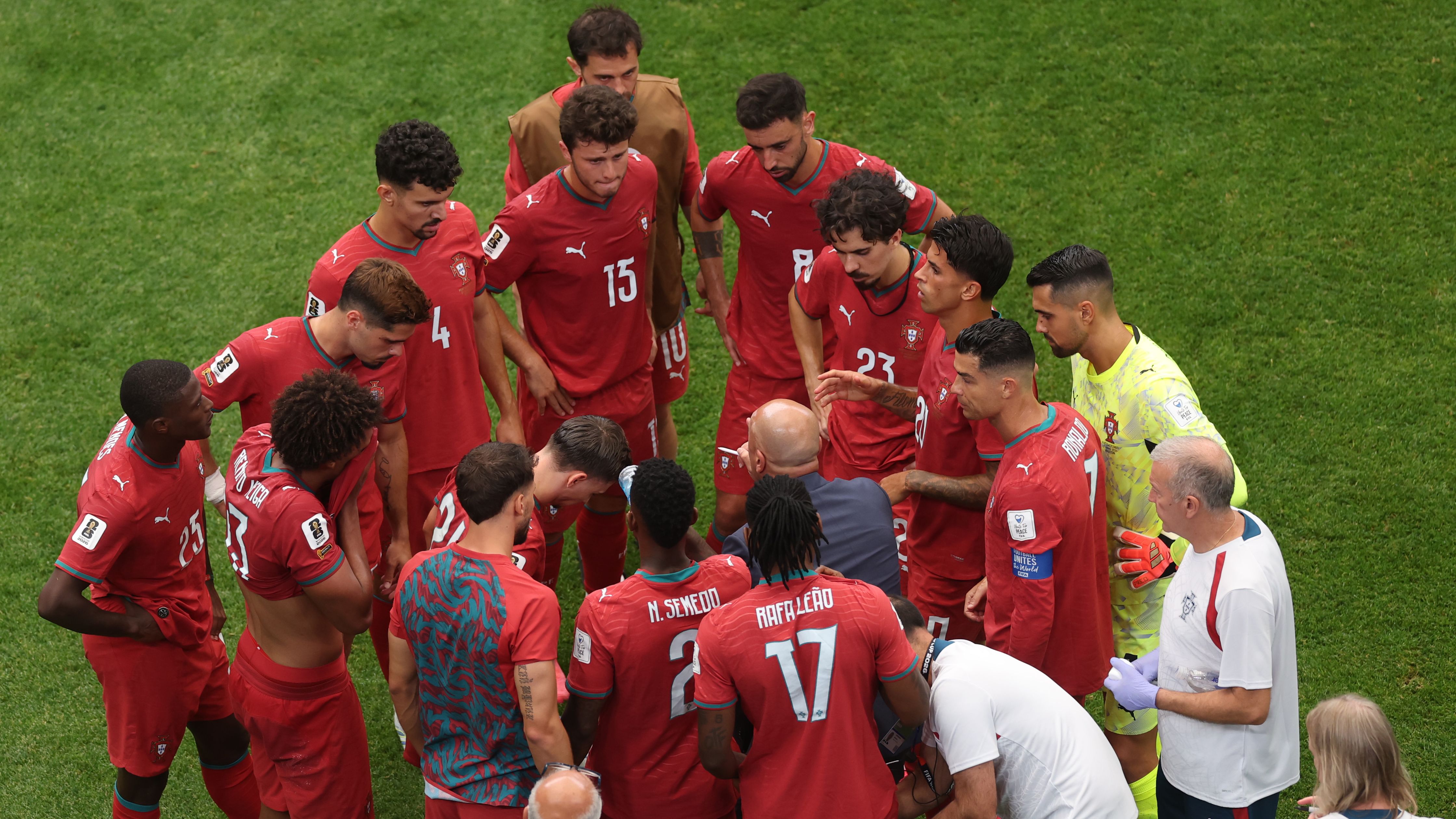 مارتينيز يبرر إشراك فيليكس أساسياً ويدعو اللاعبين للفخر بالمنتخب