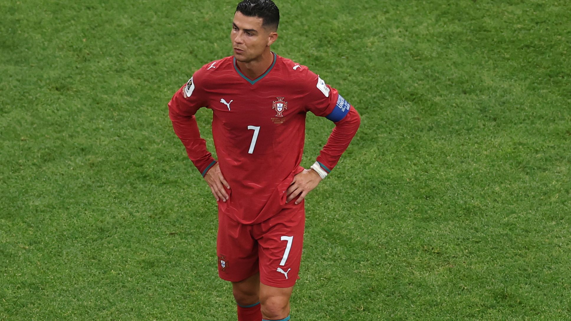 نجم سعودي سابق يدافع عن رونالدو ويتهم مدرب البرتغال بالتسبب في التعادل