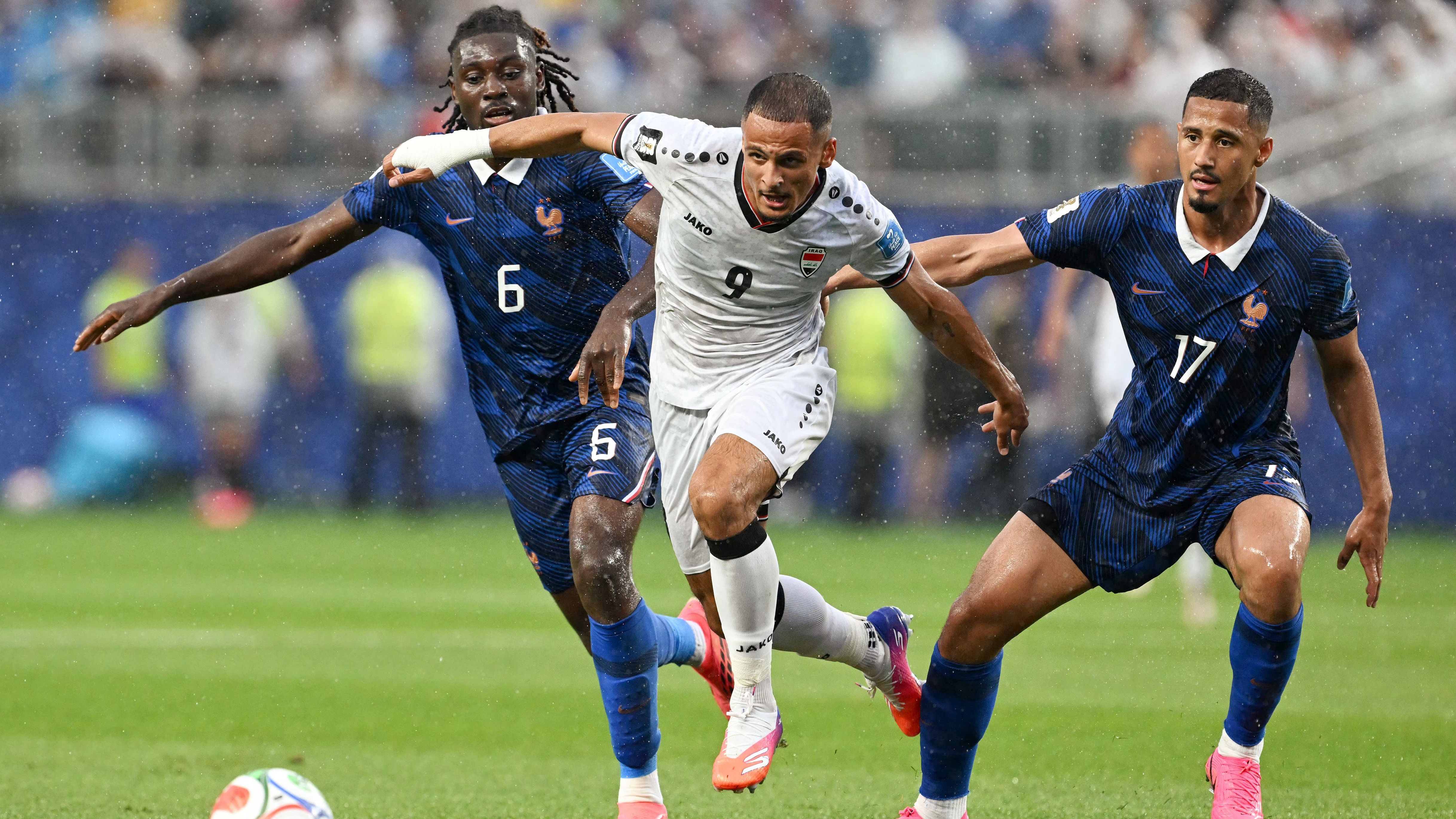 عاصفة رعدية تقلب أجواء مباراة فرنسا والعراق في كأس العالم وتؤجل استكمال اللقاء