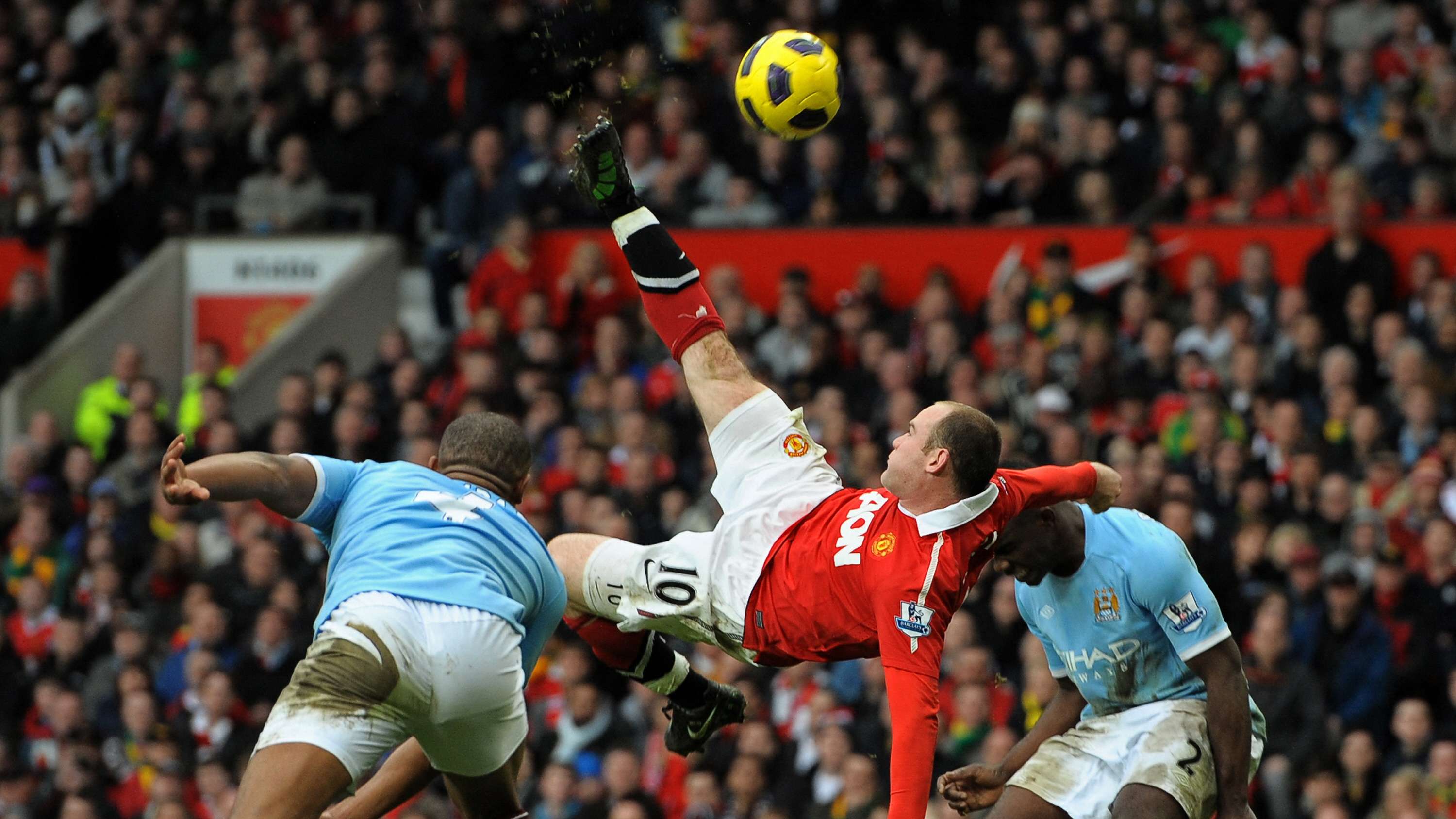 TOPSHOT-FBL-ENG-PR-MAN-UTD-MAN-CITY