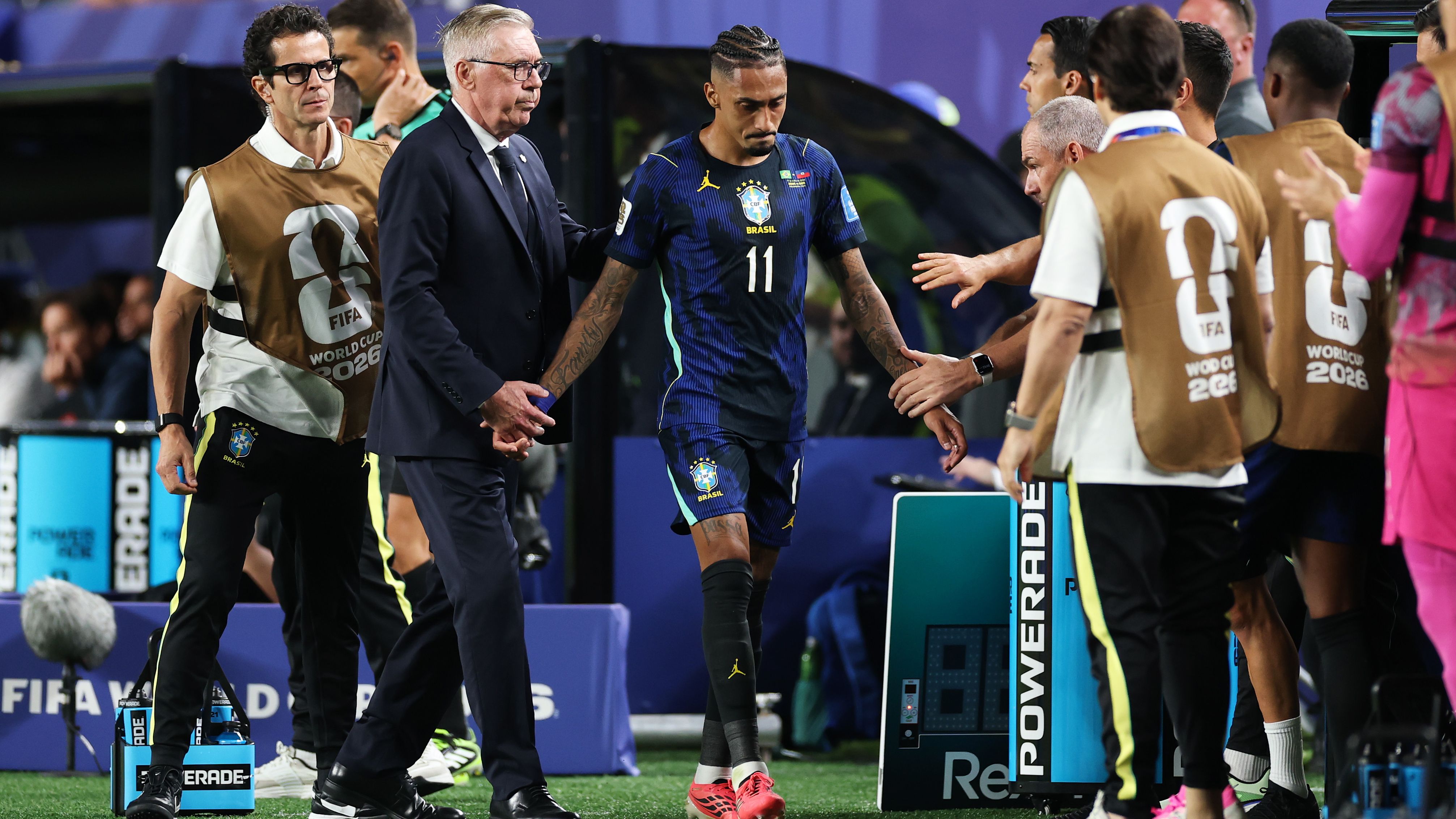 إصابة رافينيا تثير القلق في معسكر البرازيل والاتحاد يصدر بيانًا رسميًا