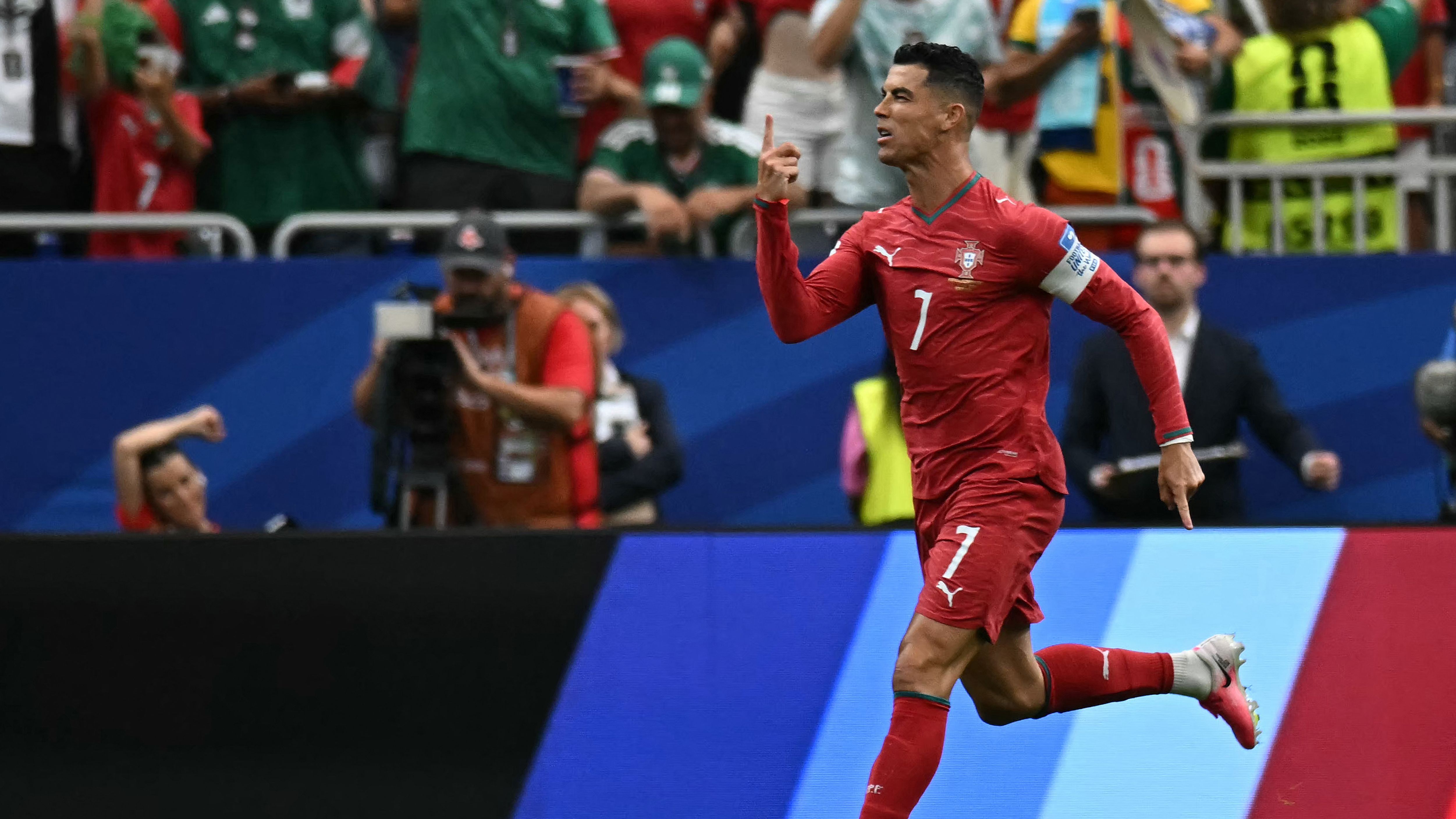 رونالدو يُسطر التاريخ كأول لاعب يهز الشباك في 6 نسخ من المونديال