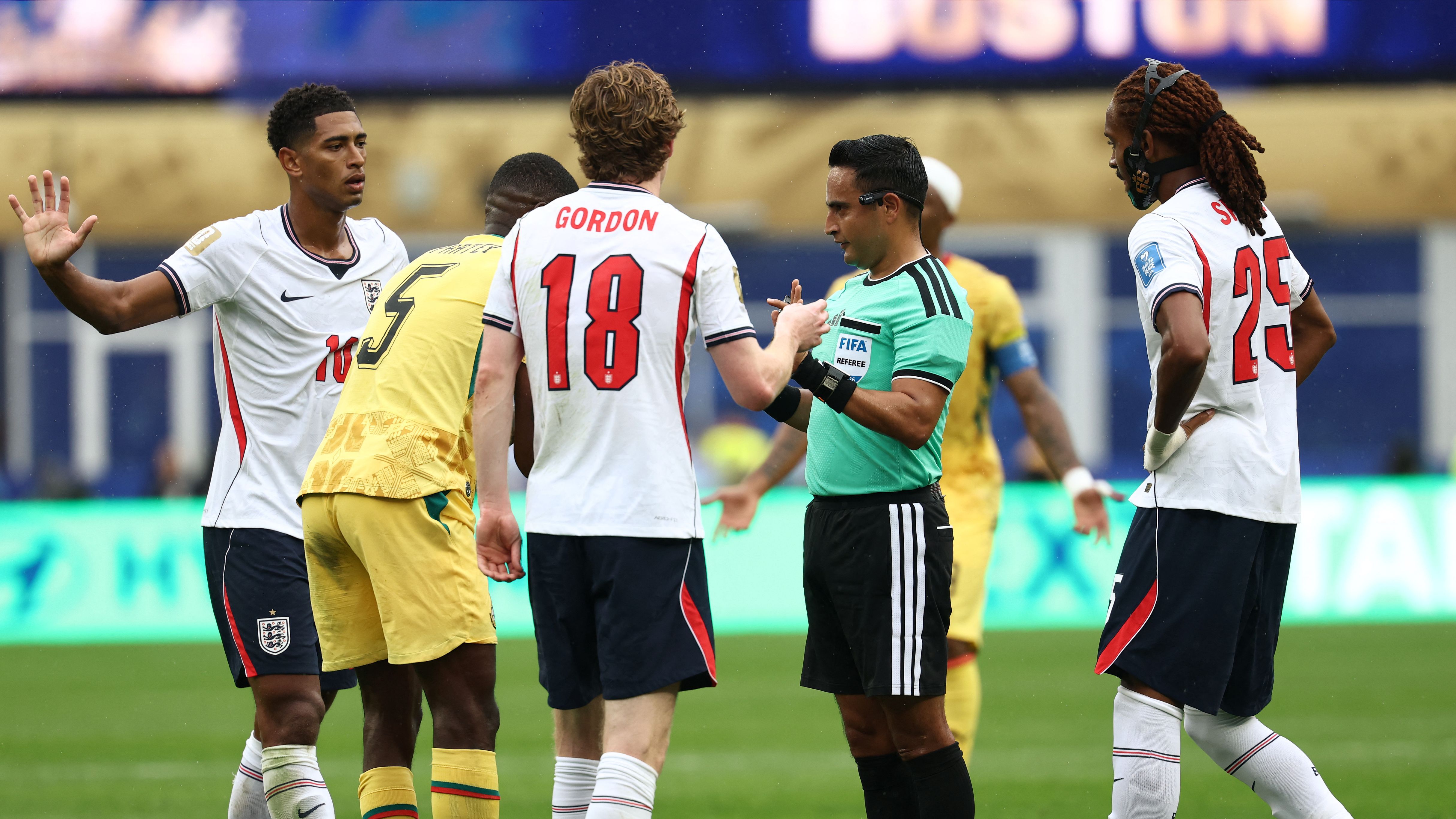 رفض مصافحة يثير الجدل قبل مباراة إنجلترا وغانا في كأس العالم