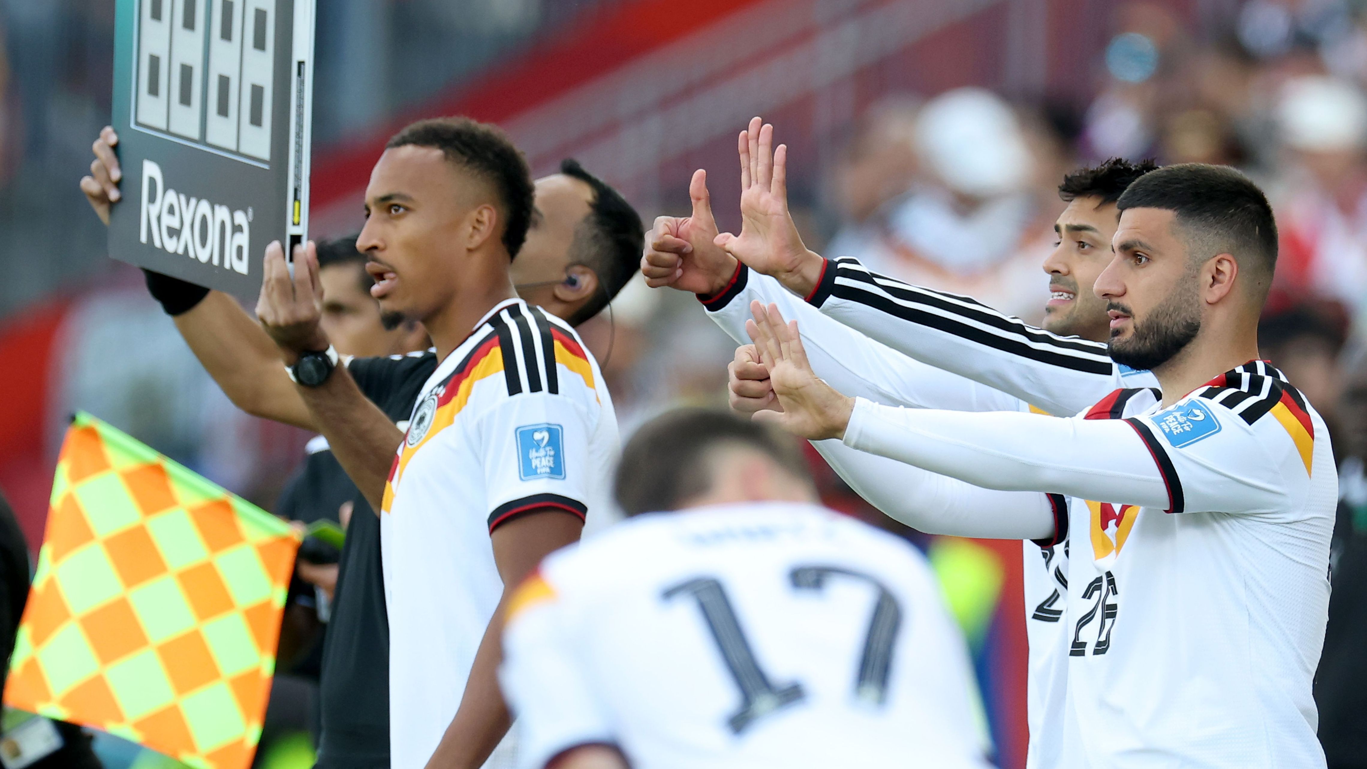 طاقم تحكيم مغربي يدير مباراة ألمانيا وباراجواي في كأس العالم