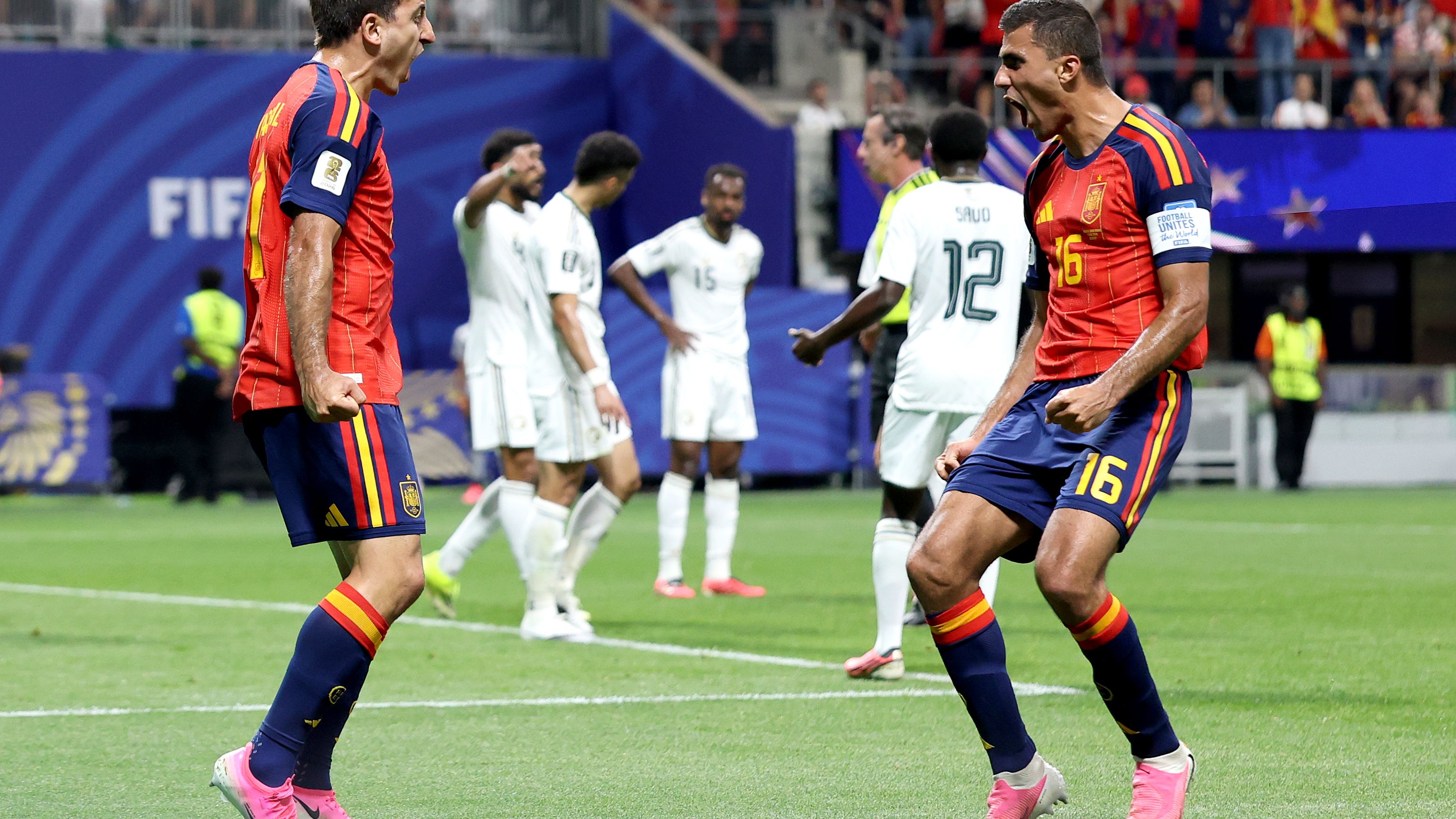 معلق إسباني يهاجم منتقدي المنتخب بعد الفوز الرباعي على السعودية: اطردوهم خارج البلاد