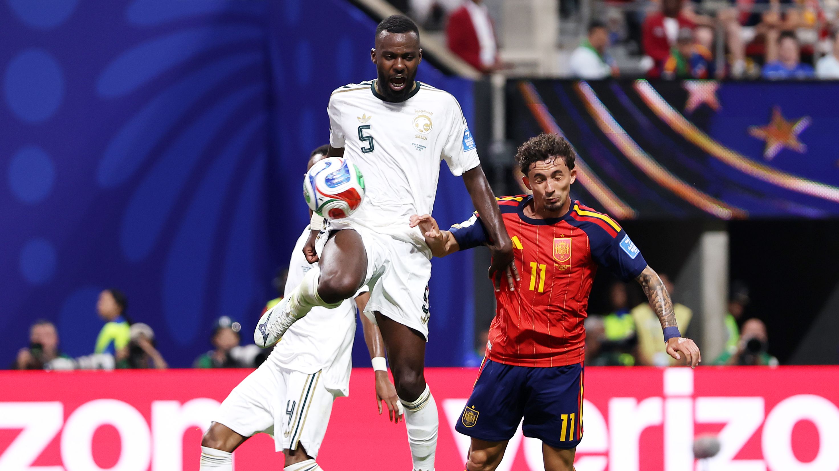 أسطورة المنتخب السعودي يحمّل دونيس مسؤولية الخسارة أمام إسبانيا