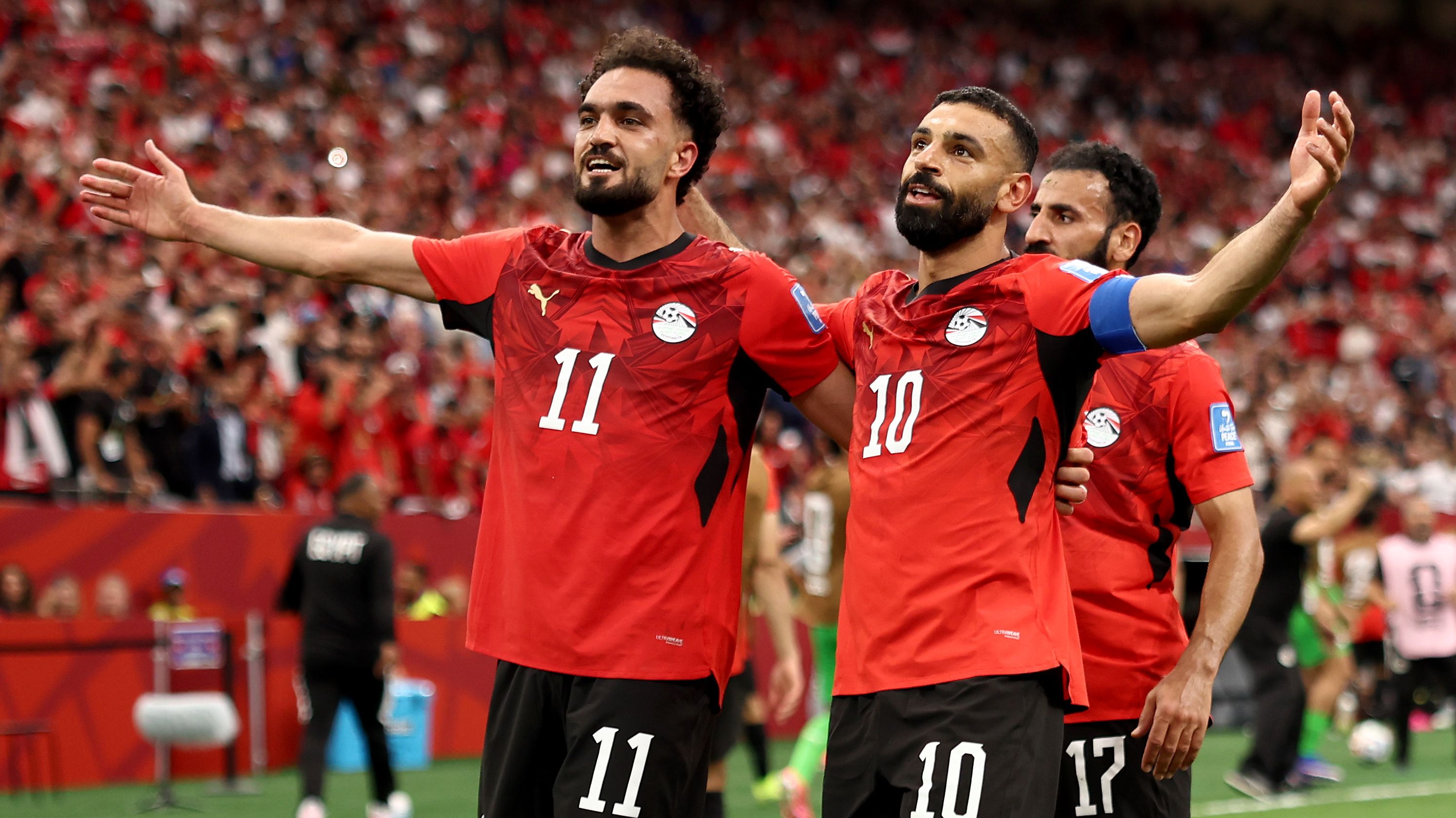 صراع العمالقة: محمد صلاح يخطف جائزة الأفضل أمام زيكو في انتصار مصر الثمين