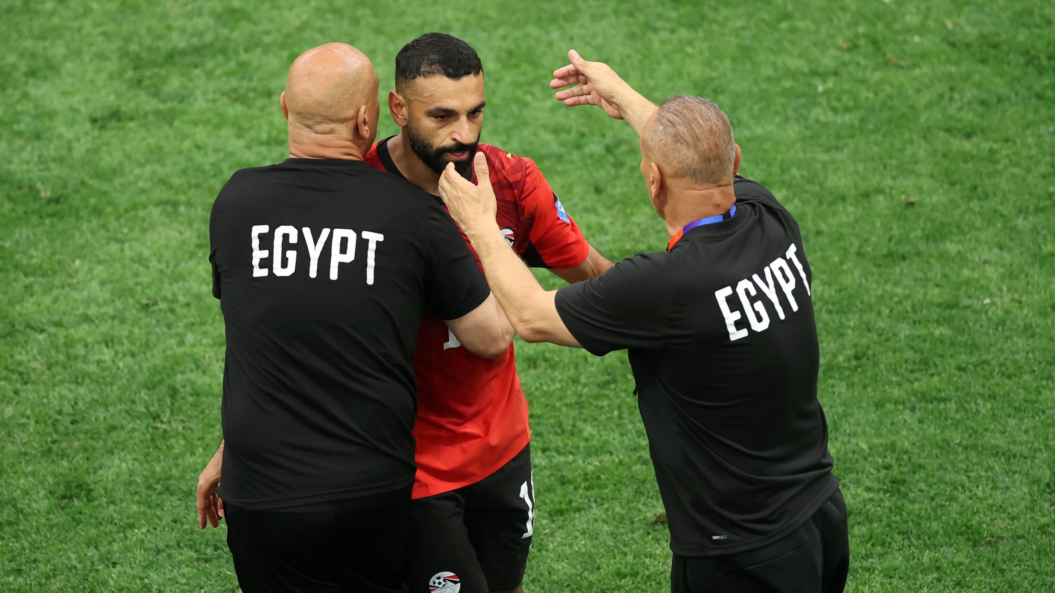 هدف واحد يفصل محمد صلاح عن عرش حسام حسن.. رقم قياسي تاريخي في الأفق