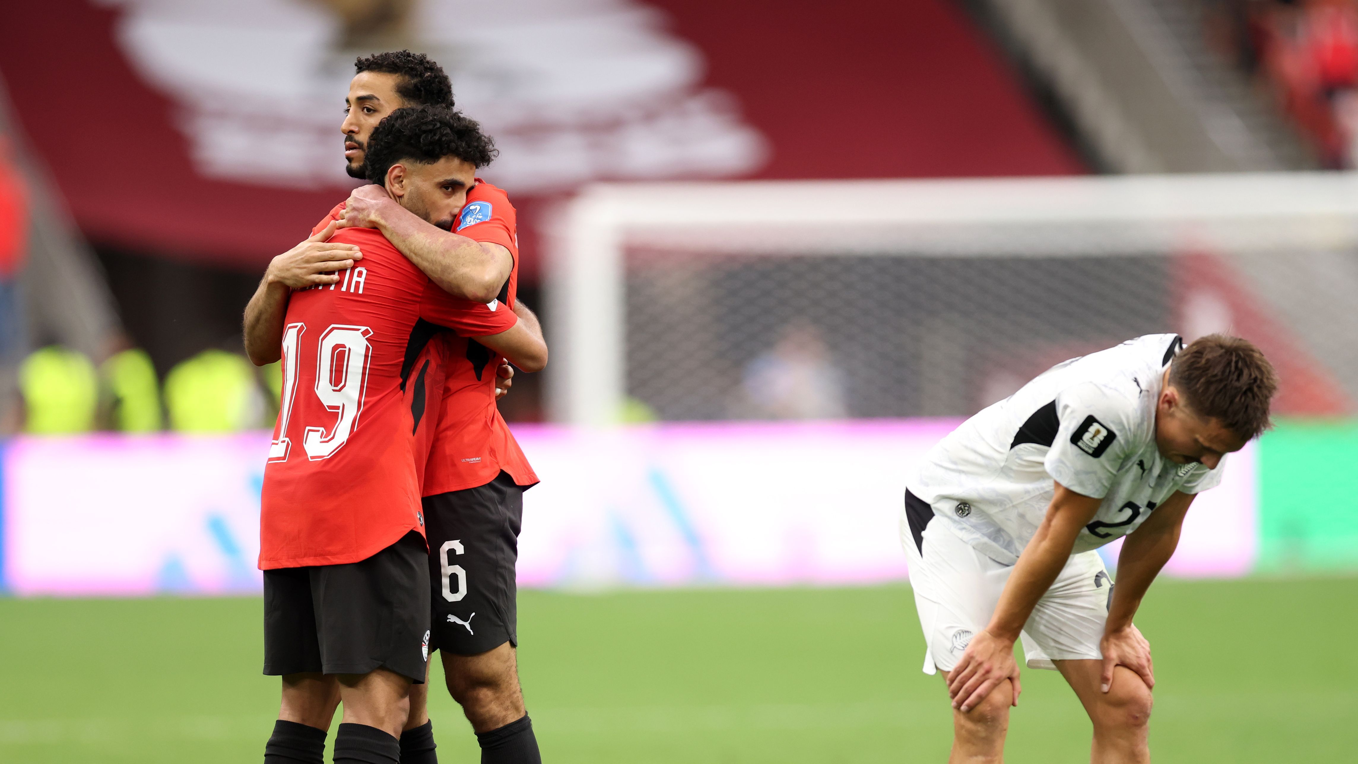 لاعب الفراعنة يلحق بصلاح إلى خارج المعسكر