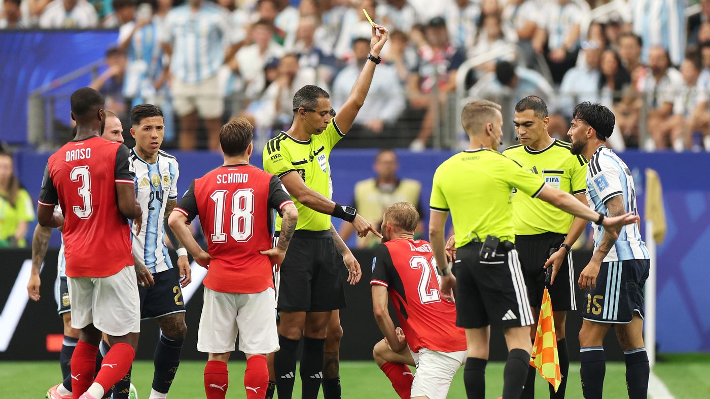 "كأنه يتقاضى عمولة".. تقييم كارثي للمصري أمين عمر في مباراة الأرجنتين