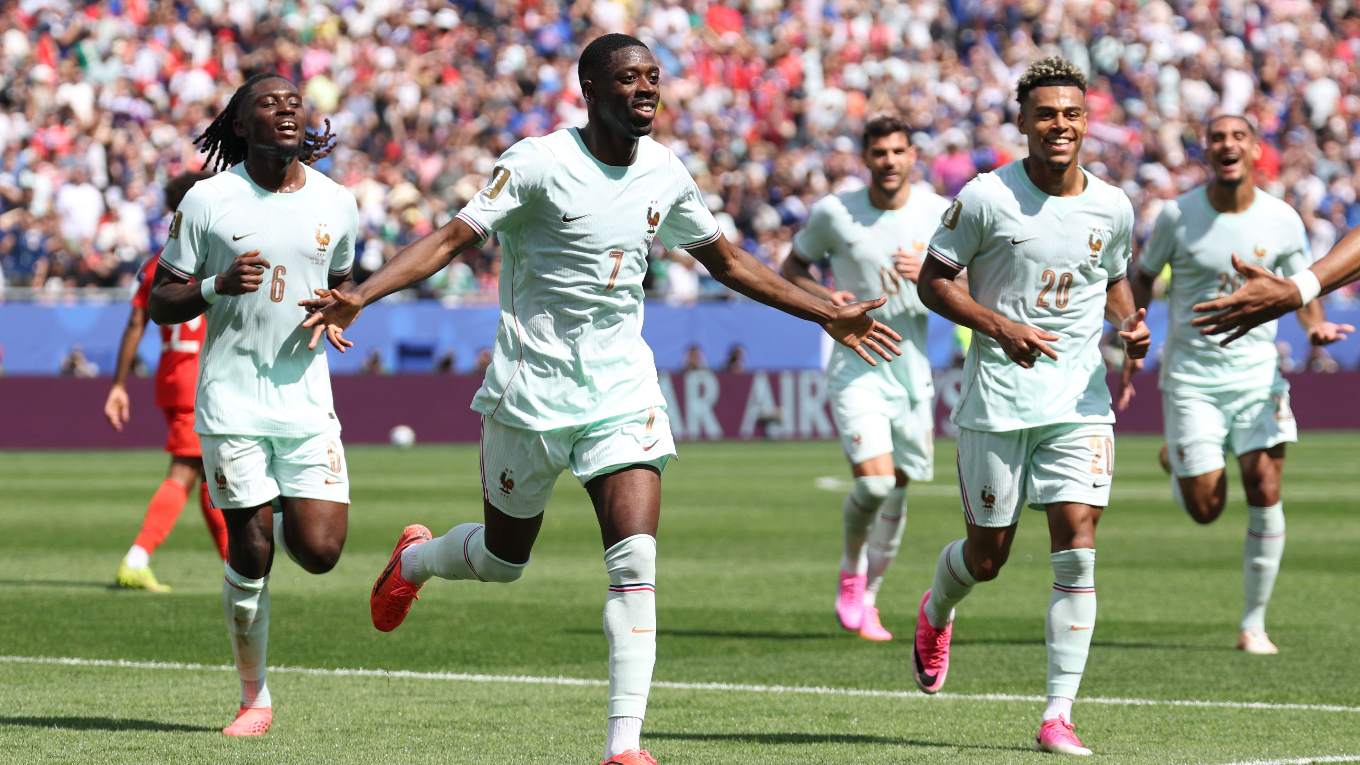 الديوك تسحق الفايكنج برباعية في غياب ديشامب وتتصدر مجموعتها