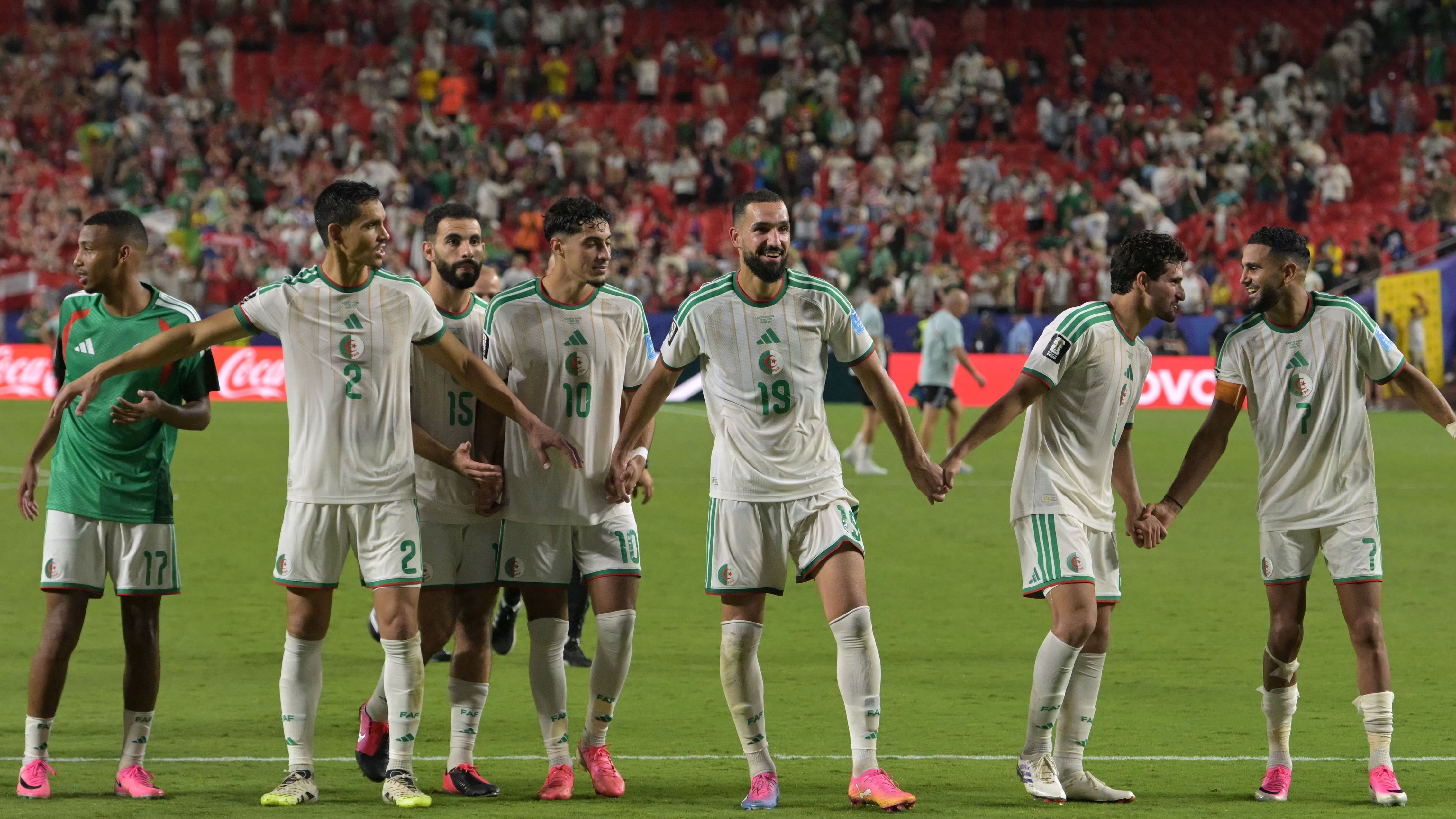 عيسى ماندي يودع المنتخب الجزائري بعد مسيرة حافلة