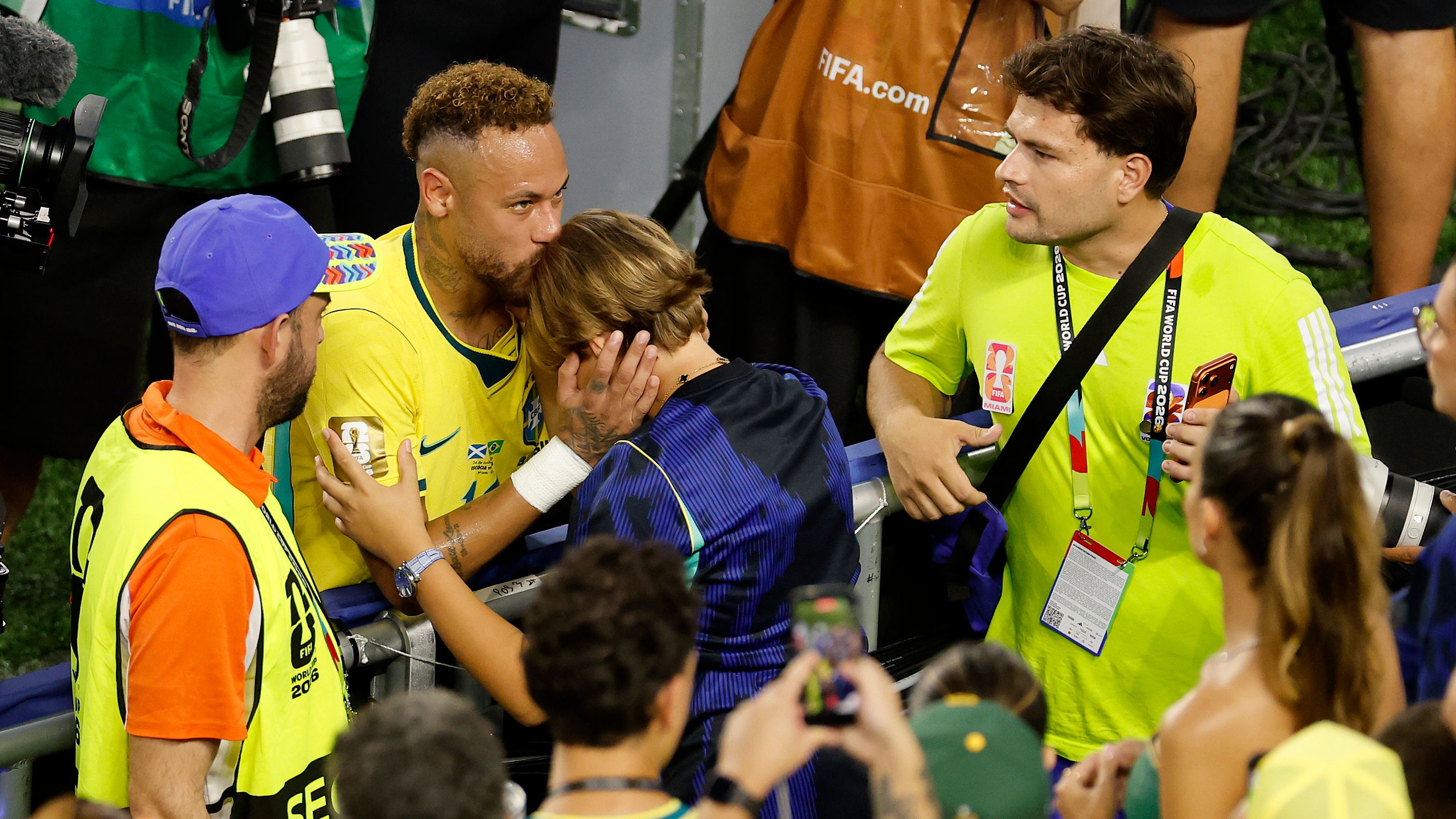 دموع نيمار بعد 981 يومًا من الغياب: عودتي للمنتخب كانت الحلم الأصعب في مسيرتي