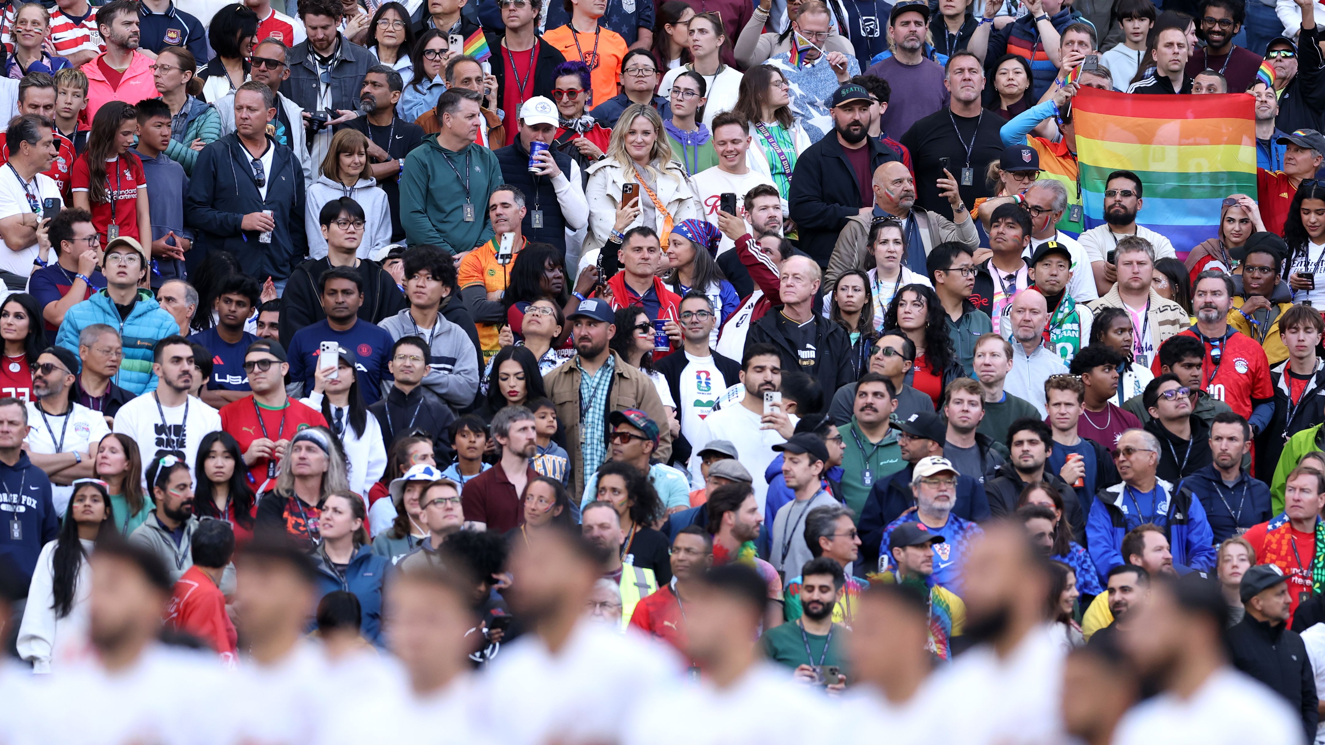 رغم الاحتجاجات الرسمية: أعلام قوس قزح تظهر في مدرجات مباراة مصر وإيران بكأس العالم 2026
