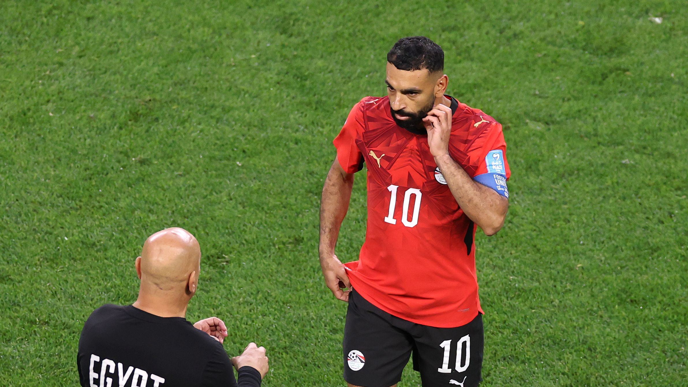 محمد صلاح يترك معسكر منتخب مصر بسبب حسام حسن