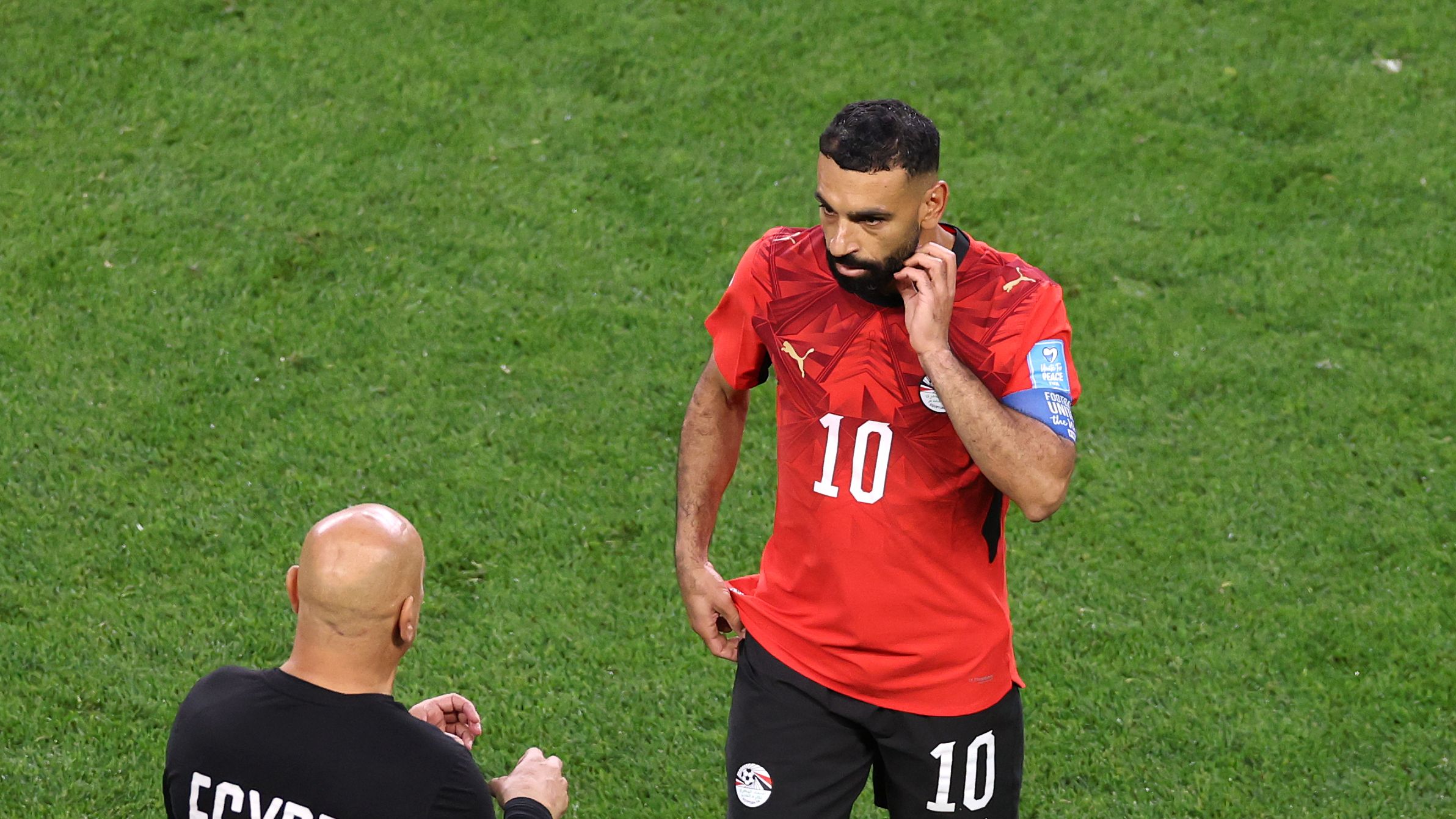 محمد صلاح يترك معسكر منتخب مصر بسبب حسام حسن