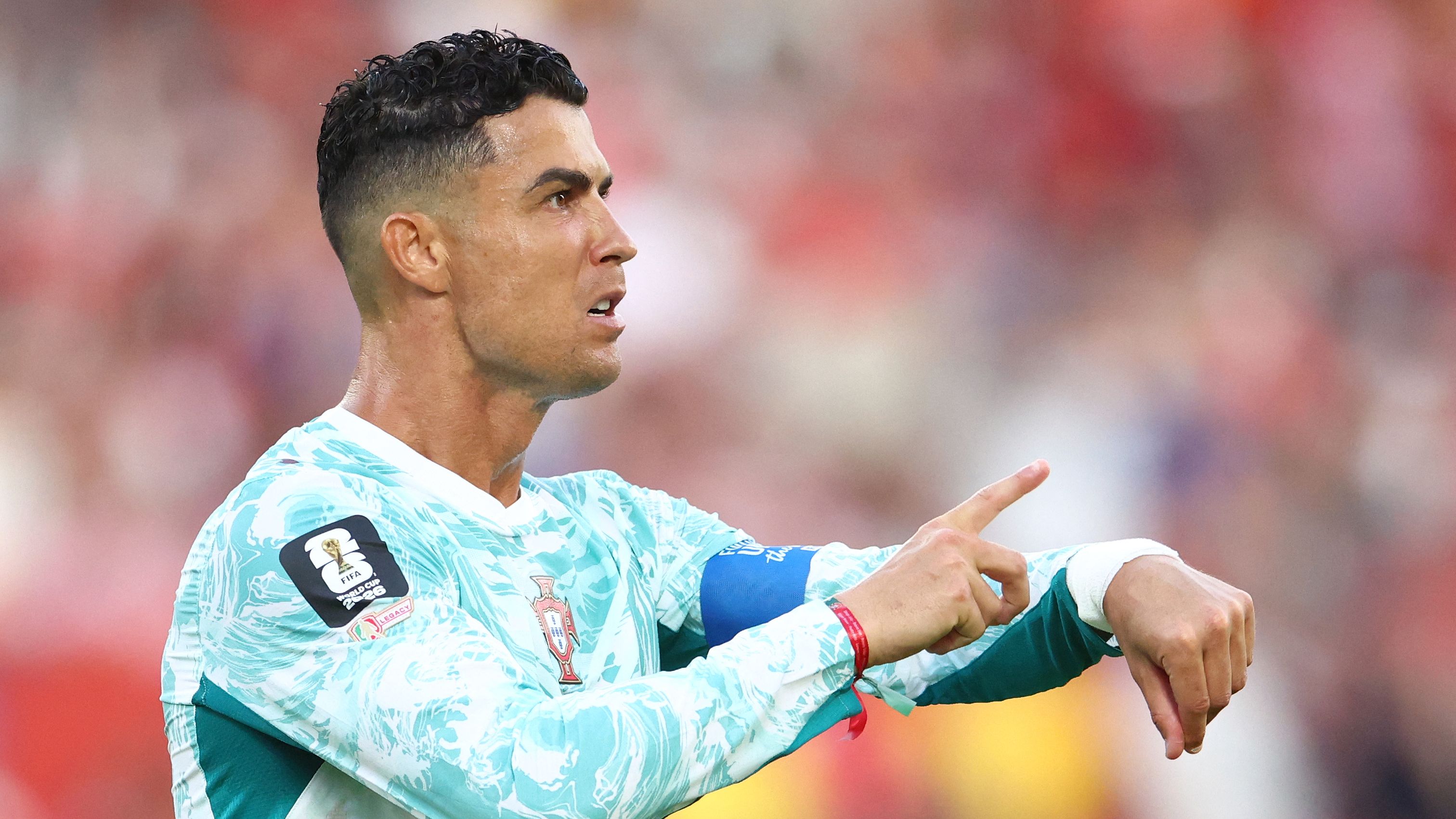 جماهير البرتغال تحتفي برونالدو في مشهد استثنائي بعد التأهل لدور الـ16