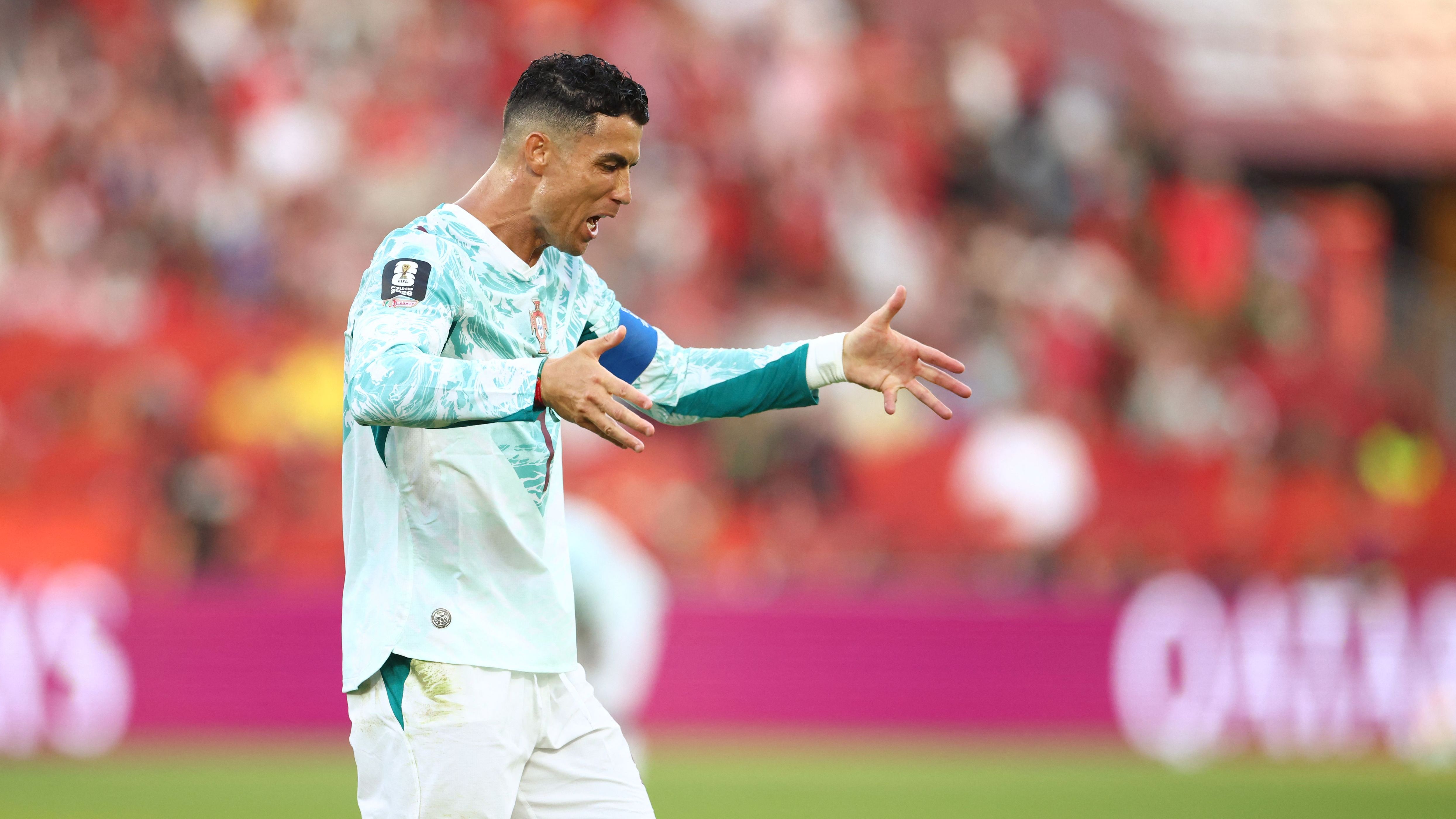 صديق رونالدو يشن هجومًا ناريًا على نجوم البرتغال بسبب ميسي!