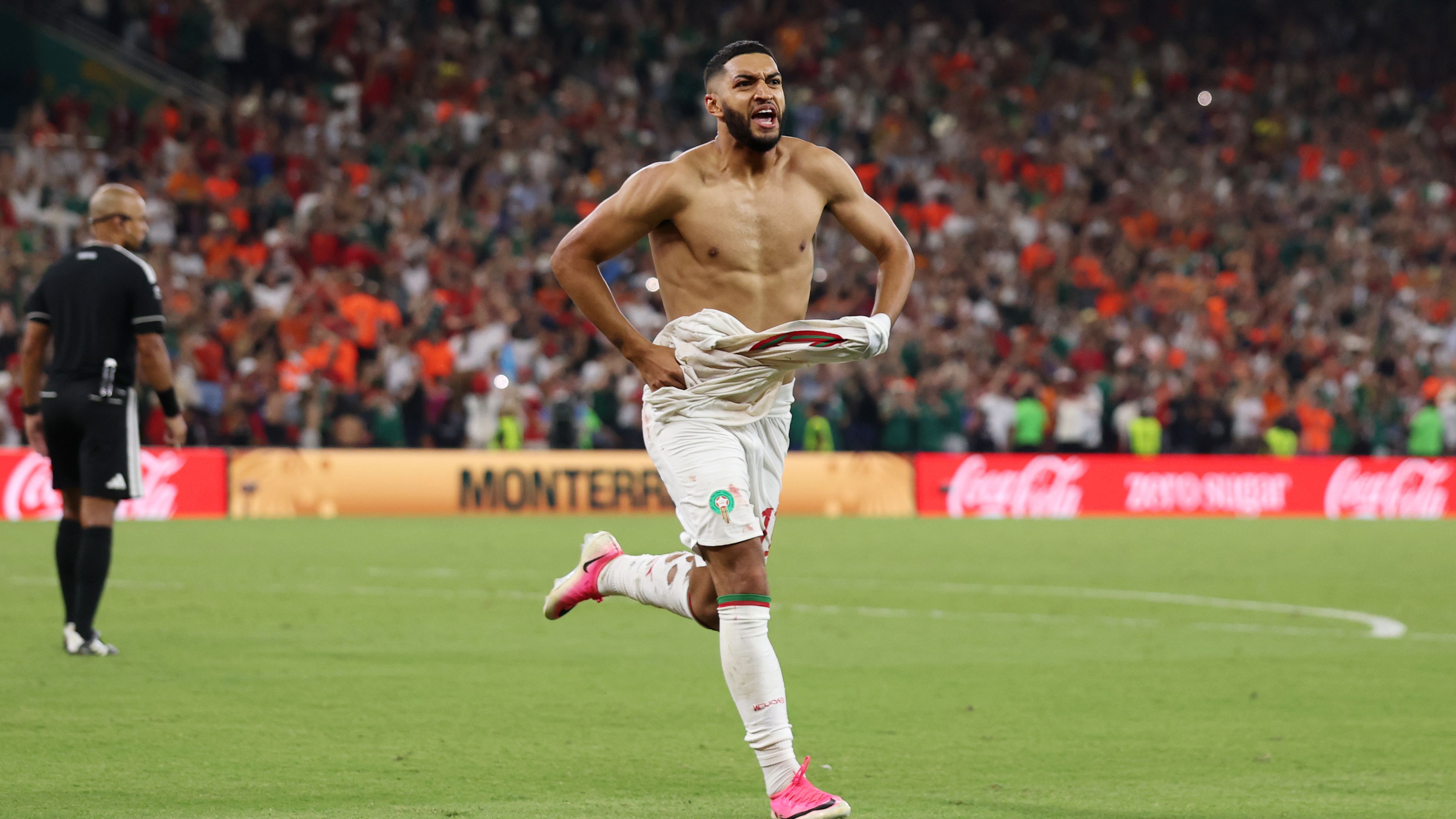 فيديو: بالدموع.. صيباري يحتفل مع والدته بفوز المغرب على هولندا