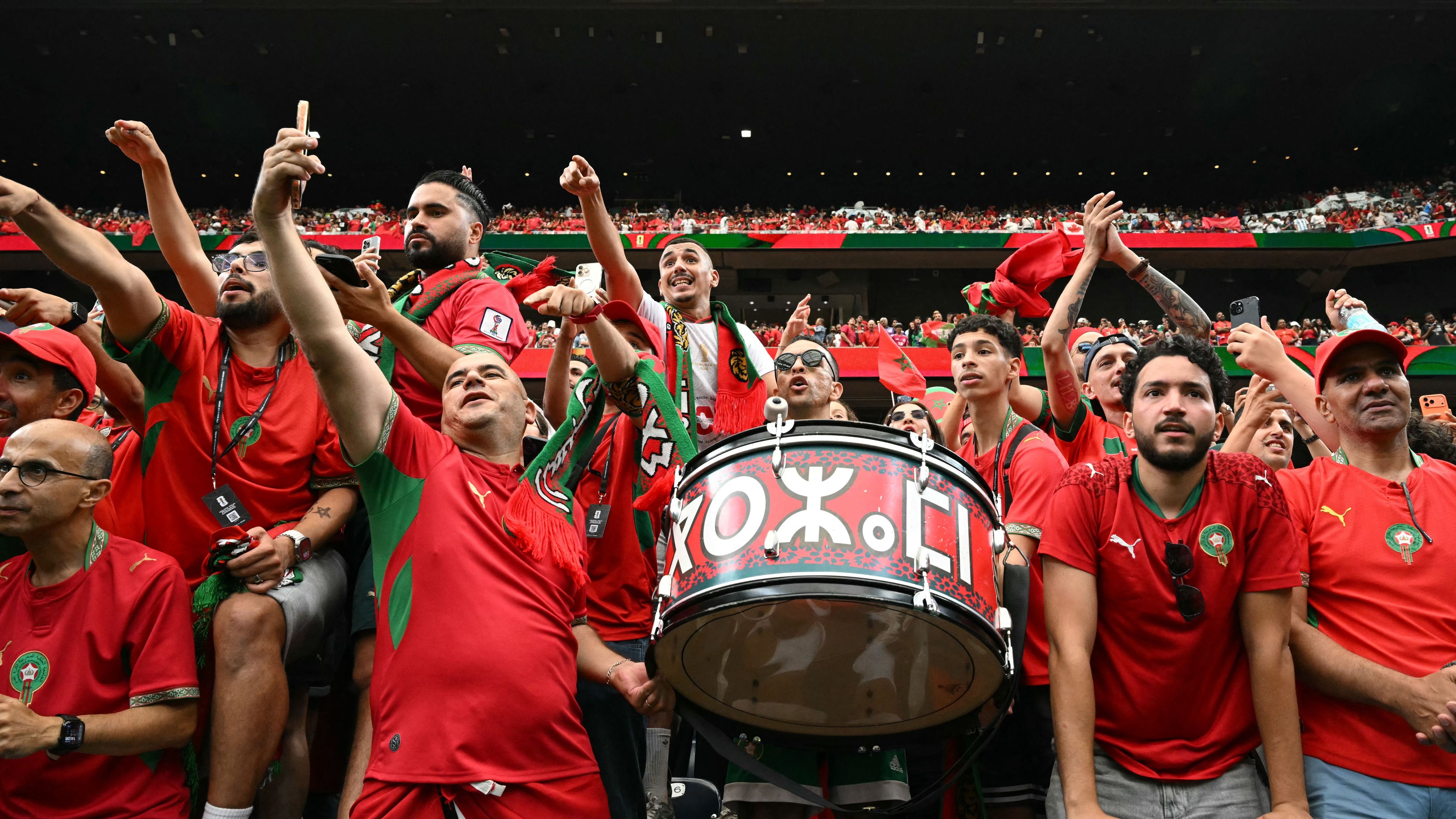 الجماهير المغربية تطلق الألعاب النارية والطبول أمام فندق منتخب فرنسا قبل مواجهة المونديال
