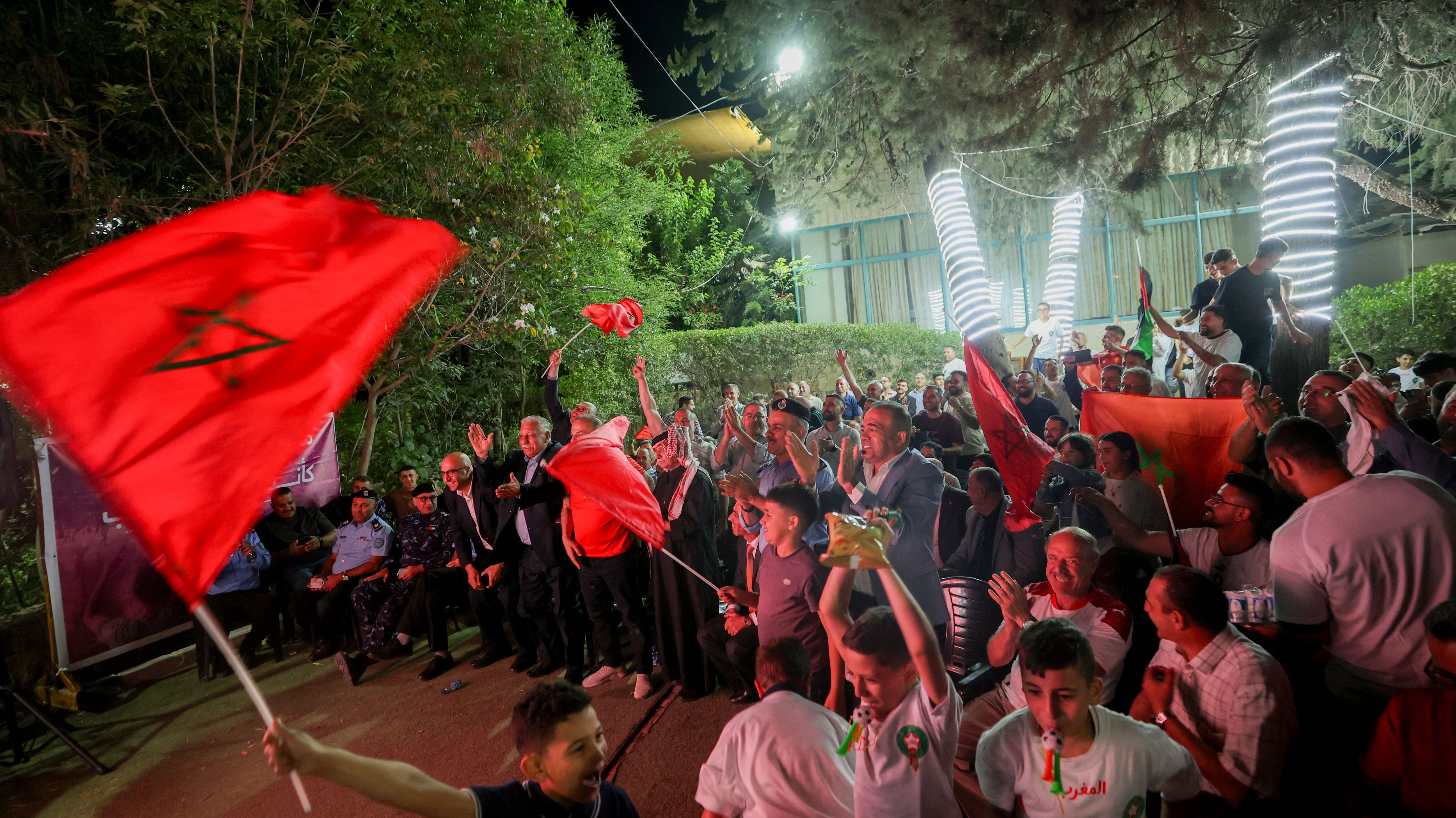 حرق علم المغرب وترهيب أطفال يشعل أزمة دبلوماسية قبل موقعة فرنسا