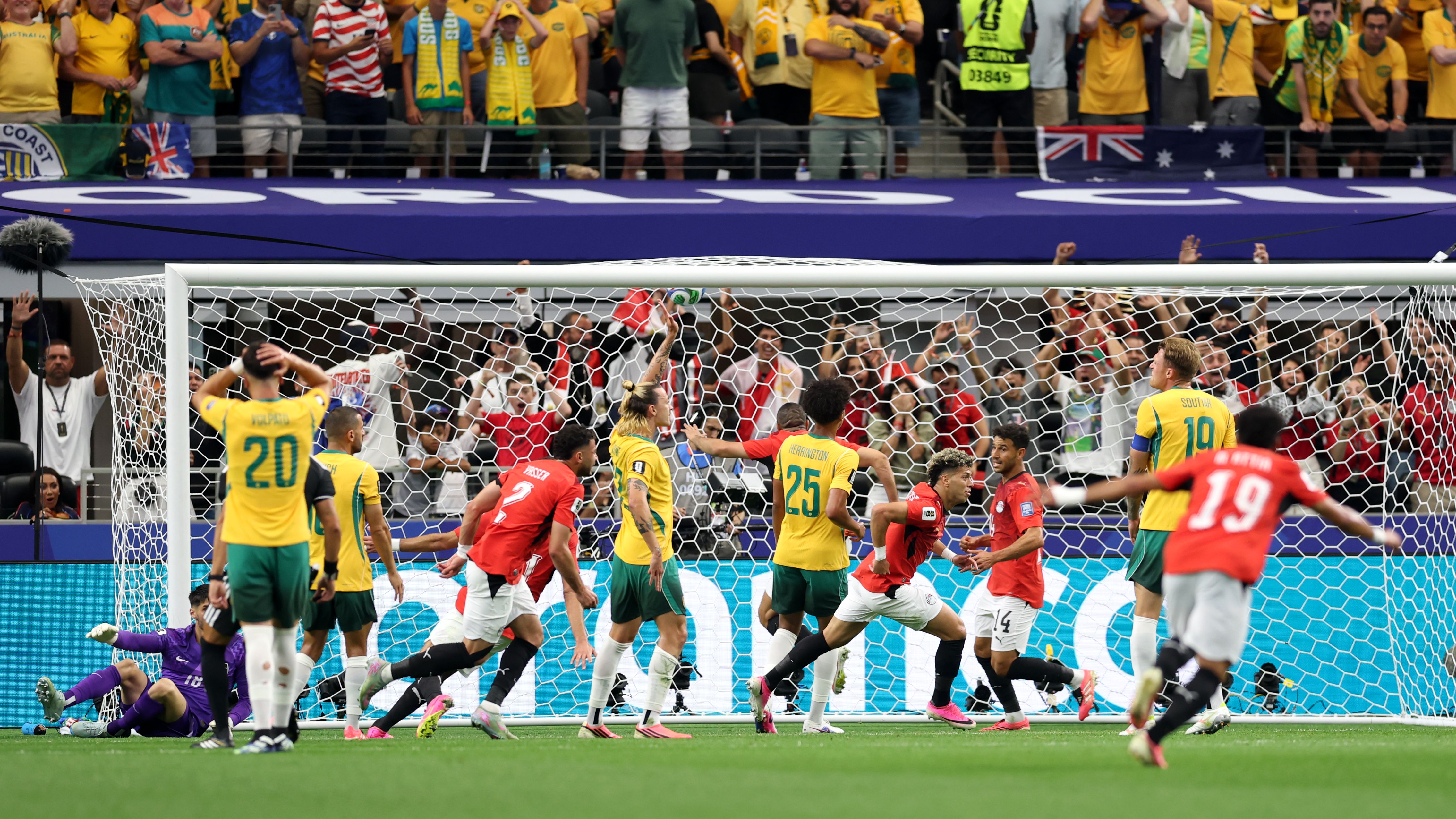 بالفيديو: عاشور يتقدم لمصر على أستراليا.. ويعادل إنجاز صلاح