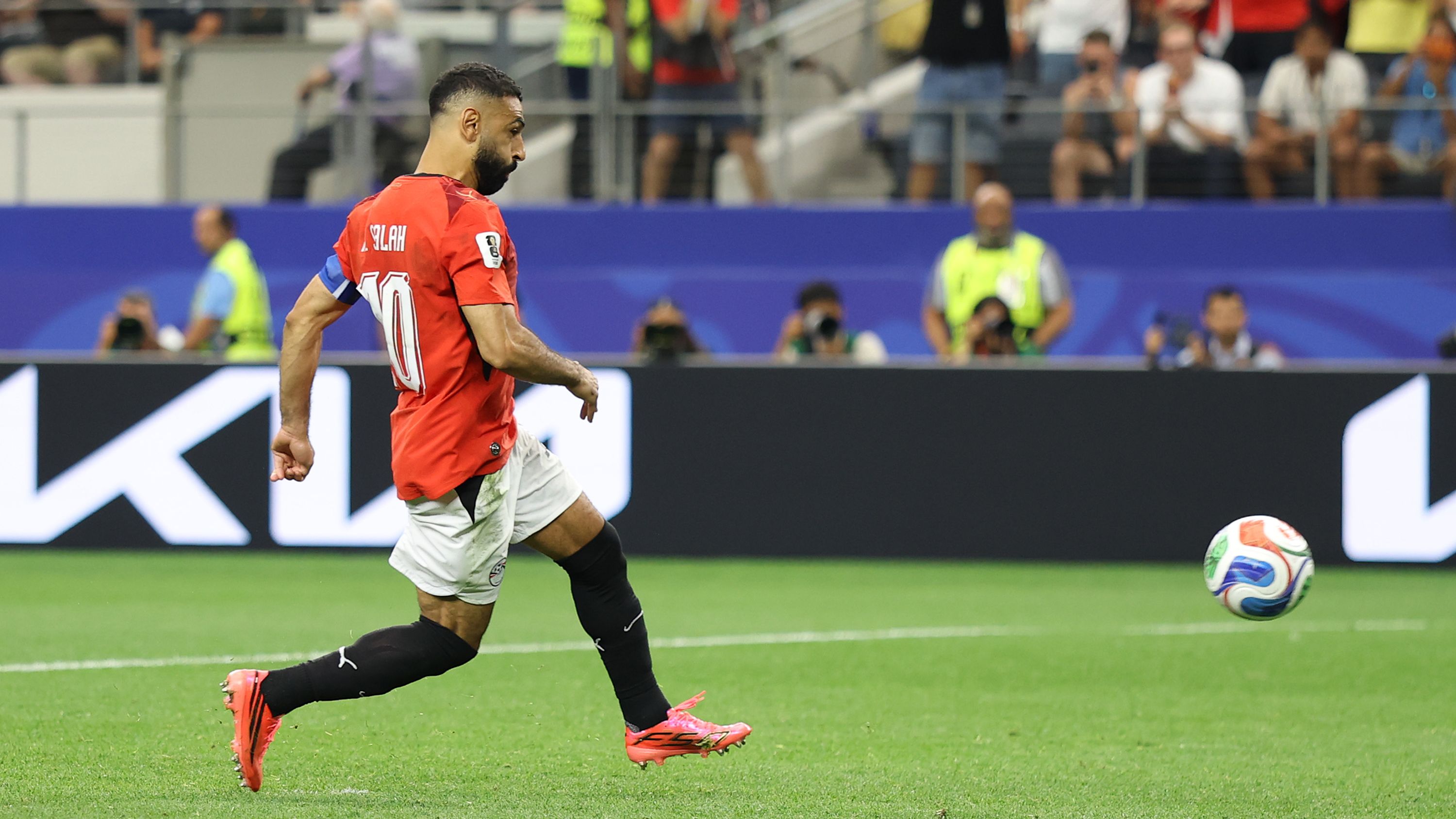 "بانينكا صلاح" تفجر السخرية من لاعب سعودي!
