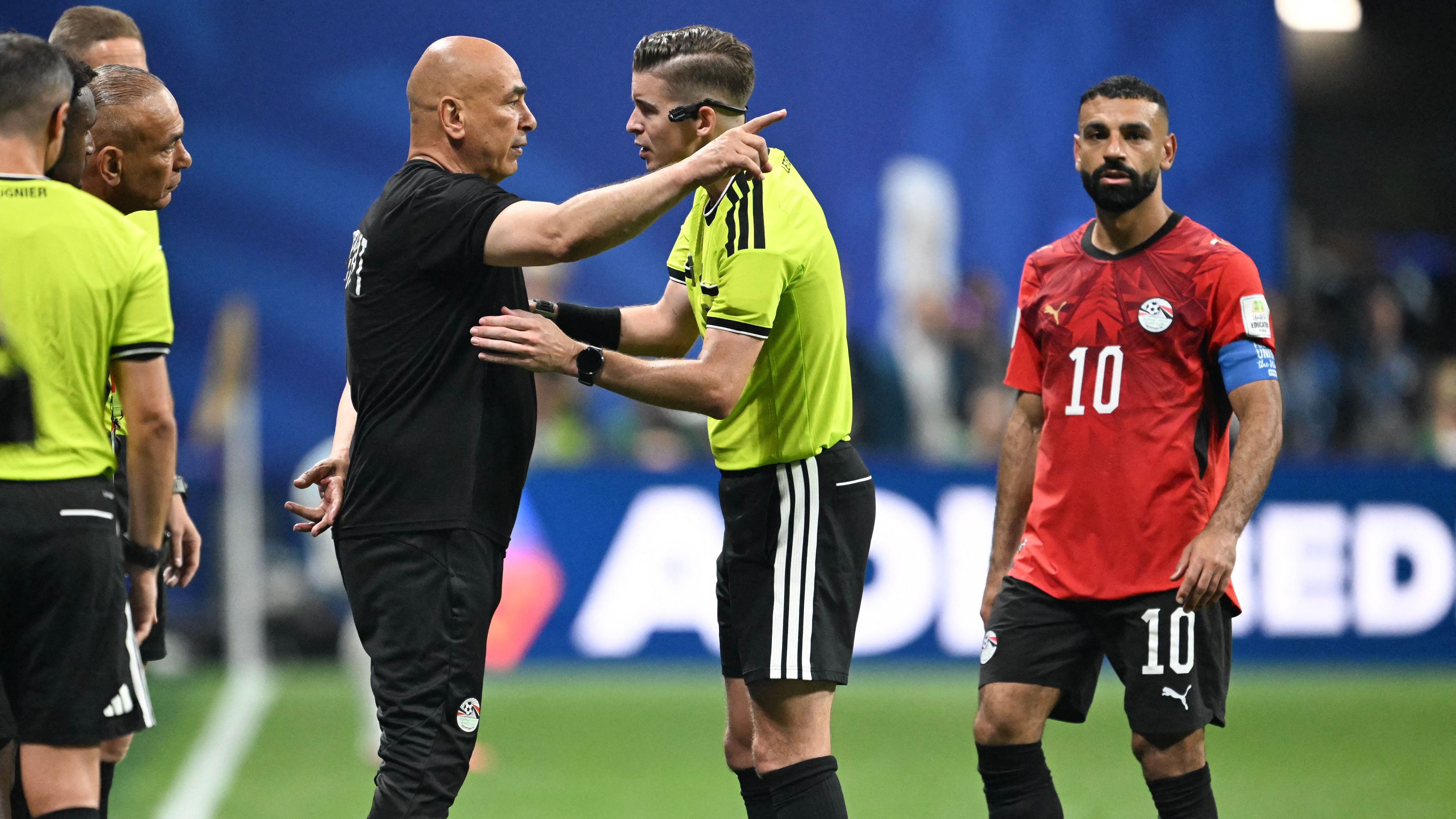 نجيب ساويرس يشن هجومًا لاذعًا على تحكيم مباراة مصر والأرجنتين: «فيفا زاباتا»