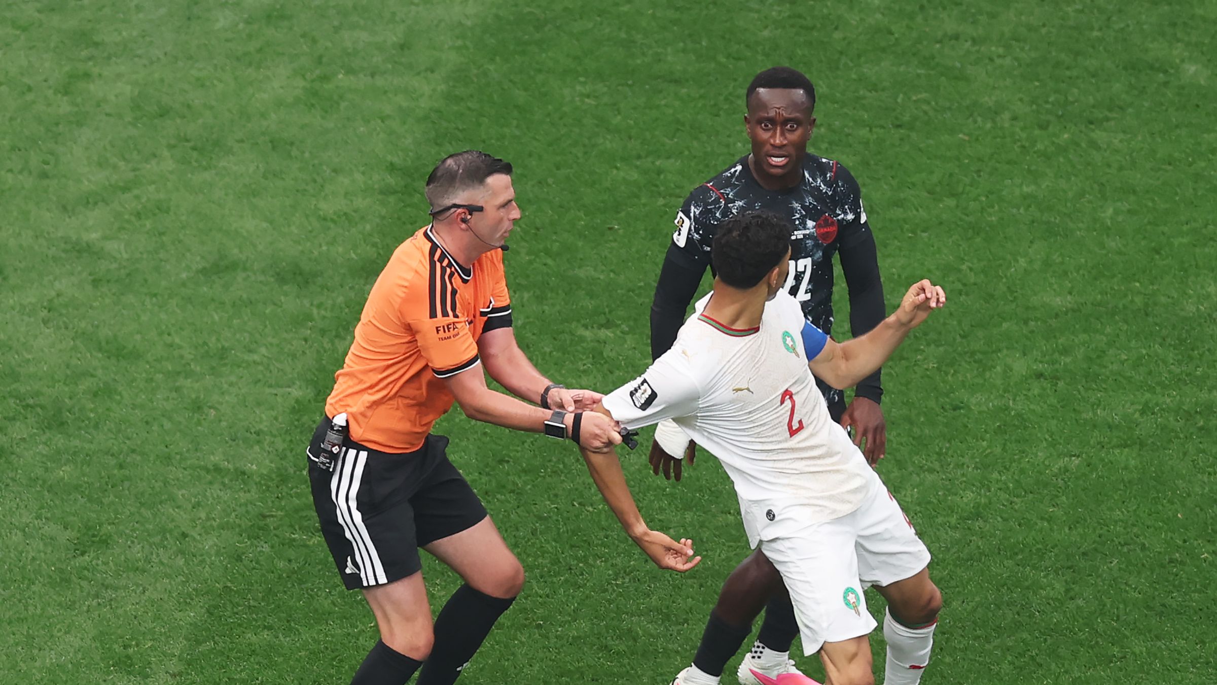 اشتباكات بين لاعبي المغرب وكندا.. وطوفان من الإنذارات
