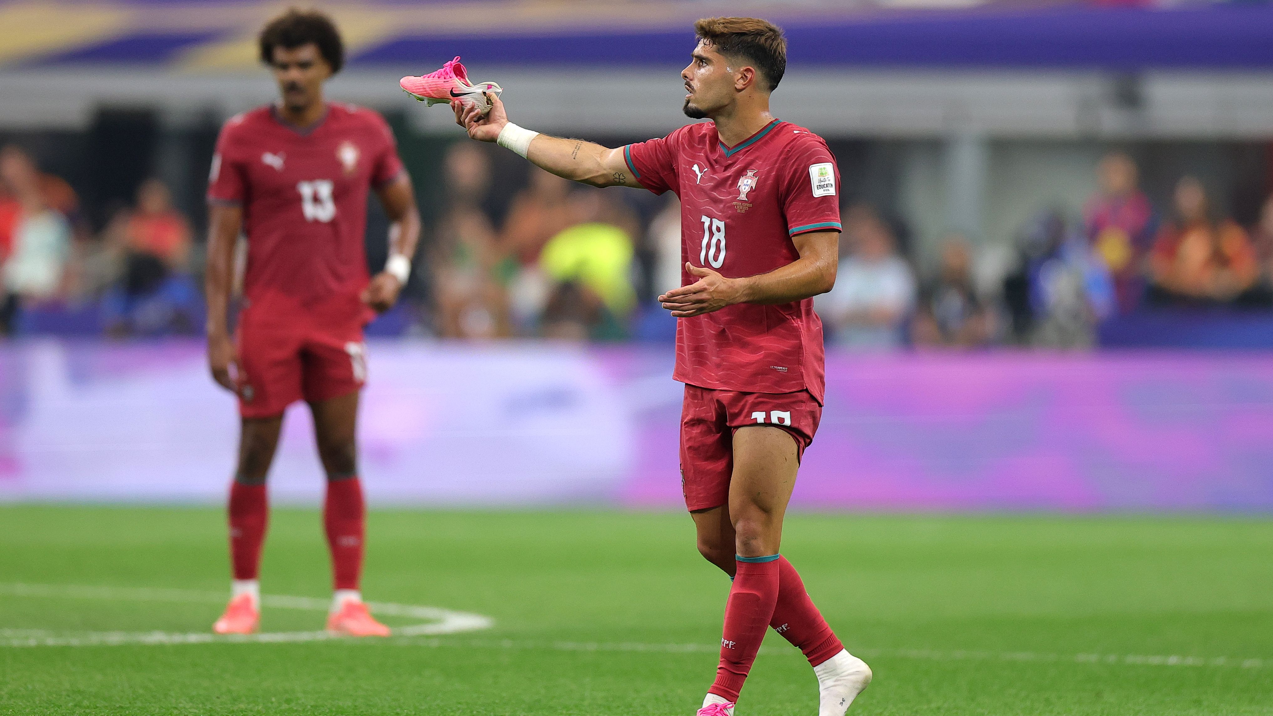 فيديو: حرب لا مباراة.. تدخل عنيف يمزق حذاء نجم البرتغال أمام إسبانيا