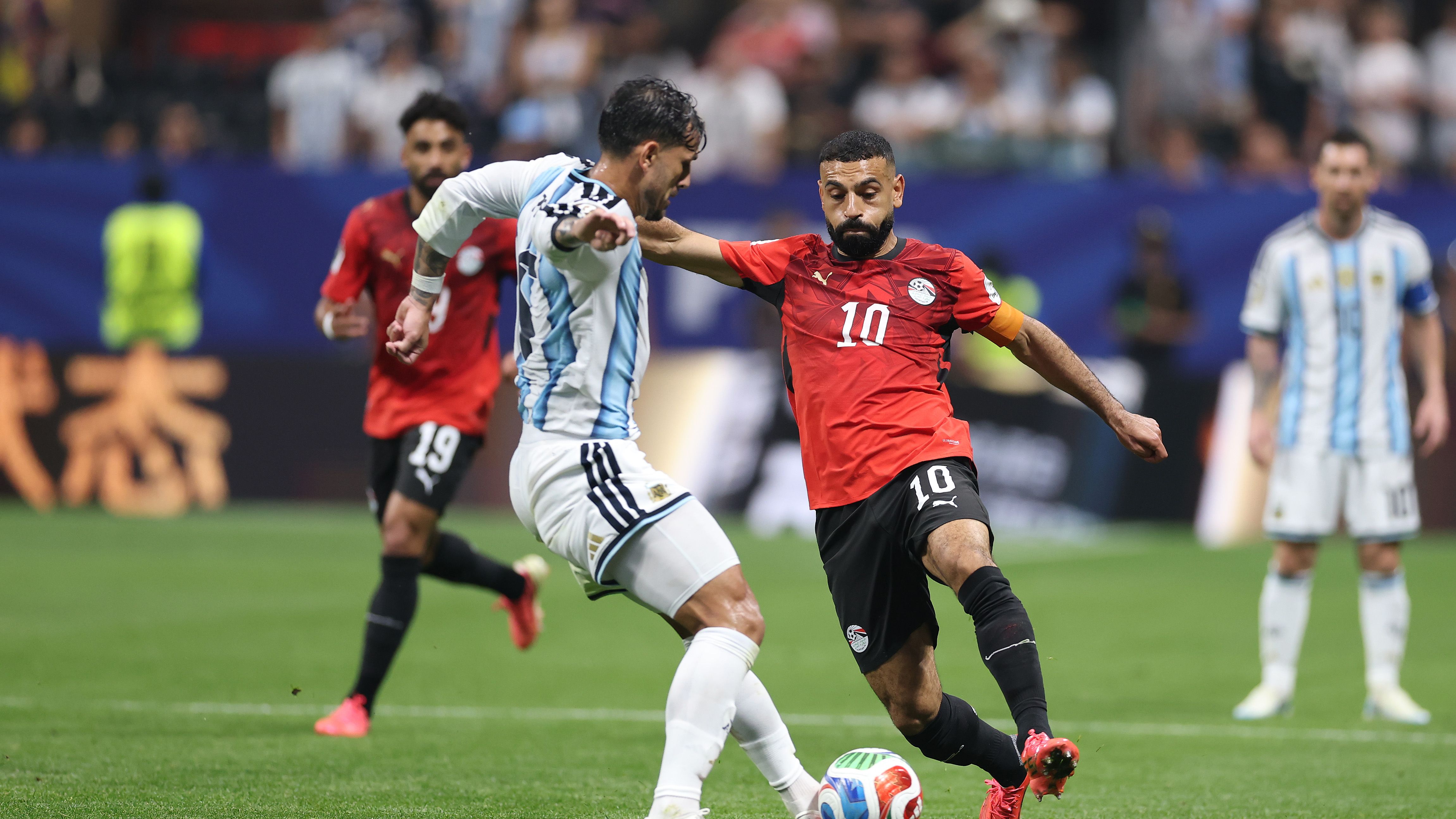 مؤشر بشأن موعد الاعتزال؟.. صلاح يقدم وعدا لمشجعي مصر