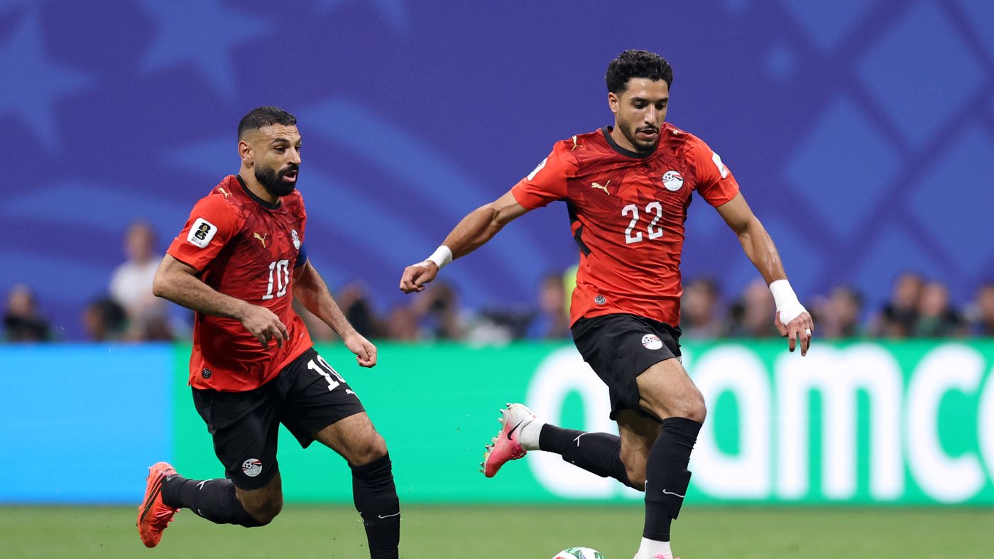 لاعب أفريقي سابق يسخر من مرموش: يبدو فائزًا بالكرة الذهبية أمام نيوكاسل فقط!