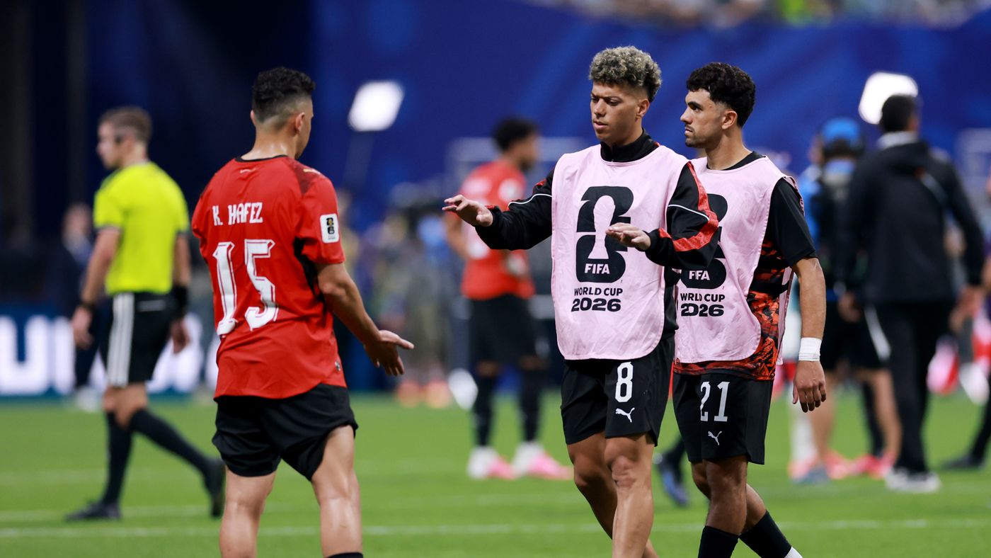 "نفخر بكم".. السيسي يواسي منتخب مصر بعد وداع المونديال