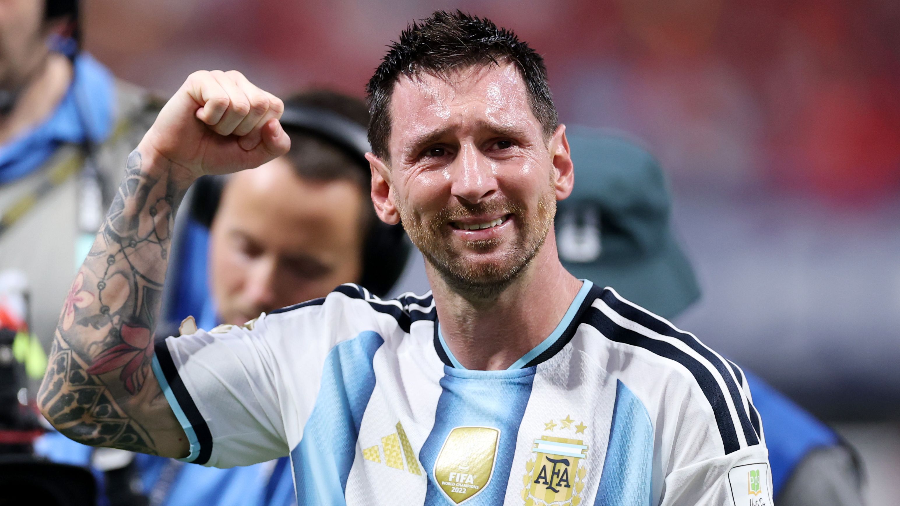 ميسي يذرف دموع الفرح بعد قيادة الأرجنتين لانتصار درامي على مصر في كأس العالم