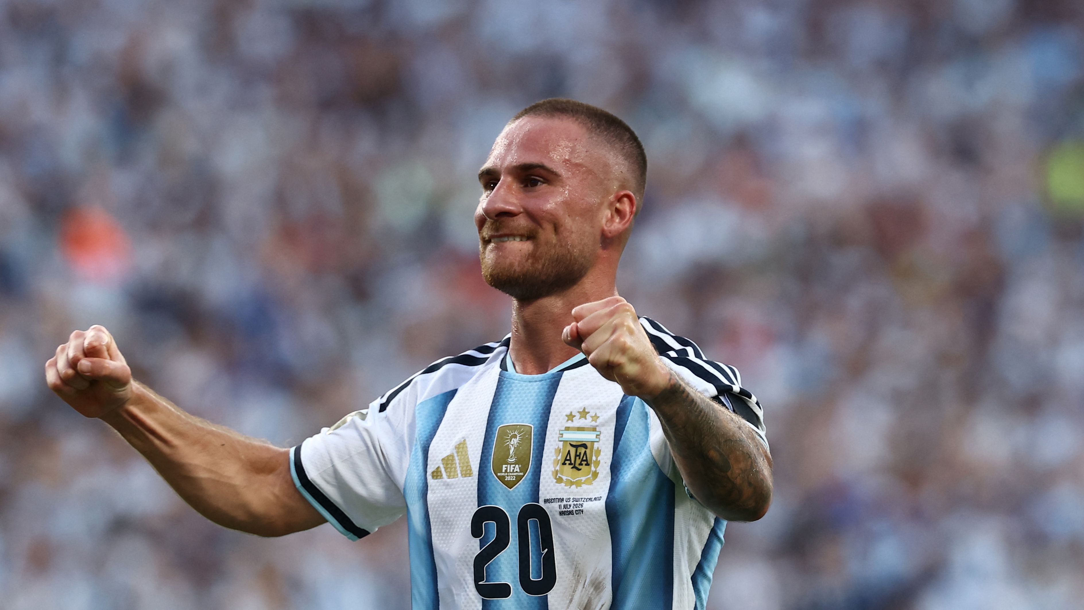 ماك أليستر يشعل حماس كأس العالم بإحياء ذكرى مارادونا قبل قمة الأرجنتين وإنجلترا