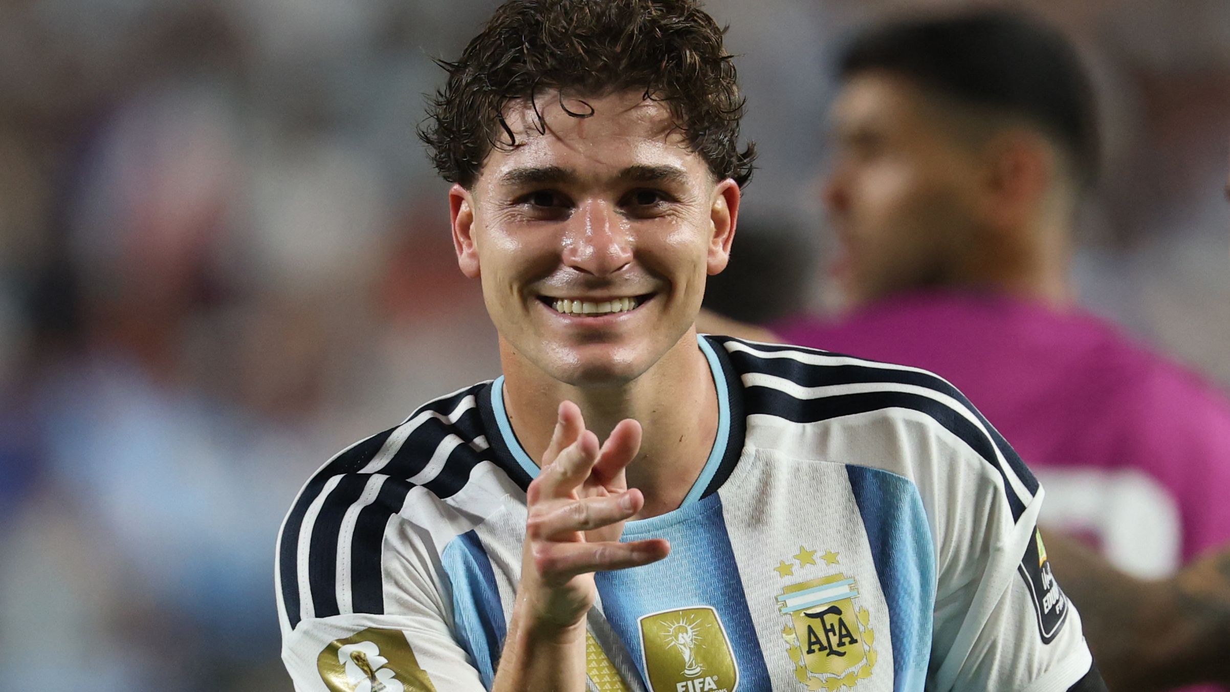 برشلونة يرفع سقف العرض لخطف ألفاريز من أتلتيكو مدريد