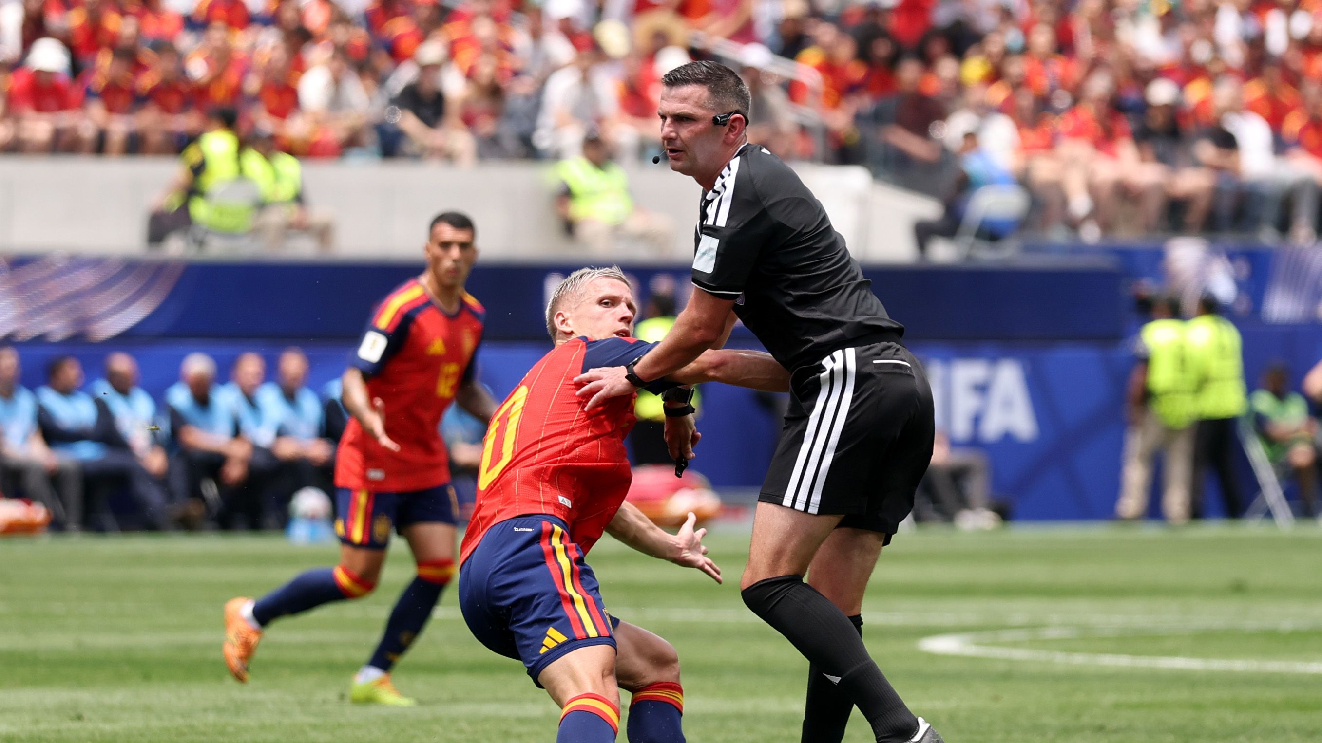 خطأ تحكيمي غريب يحول حكم مباراة إسبانيا وبلجيكا إلى 'لاعب'