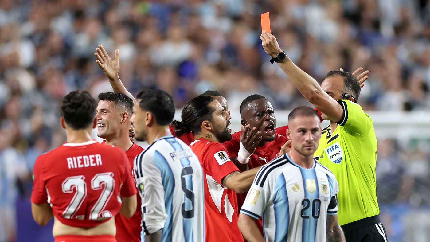 شوبير عن طرد لاعب سويسرا: كرهنا ميسي وكرة القدم!