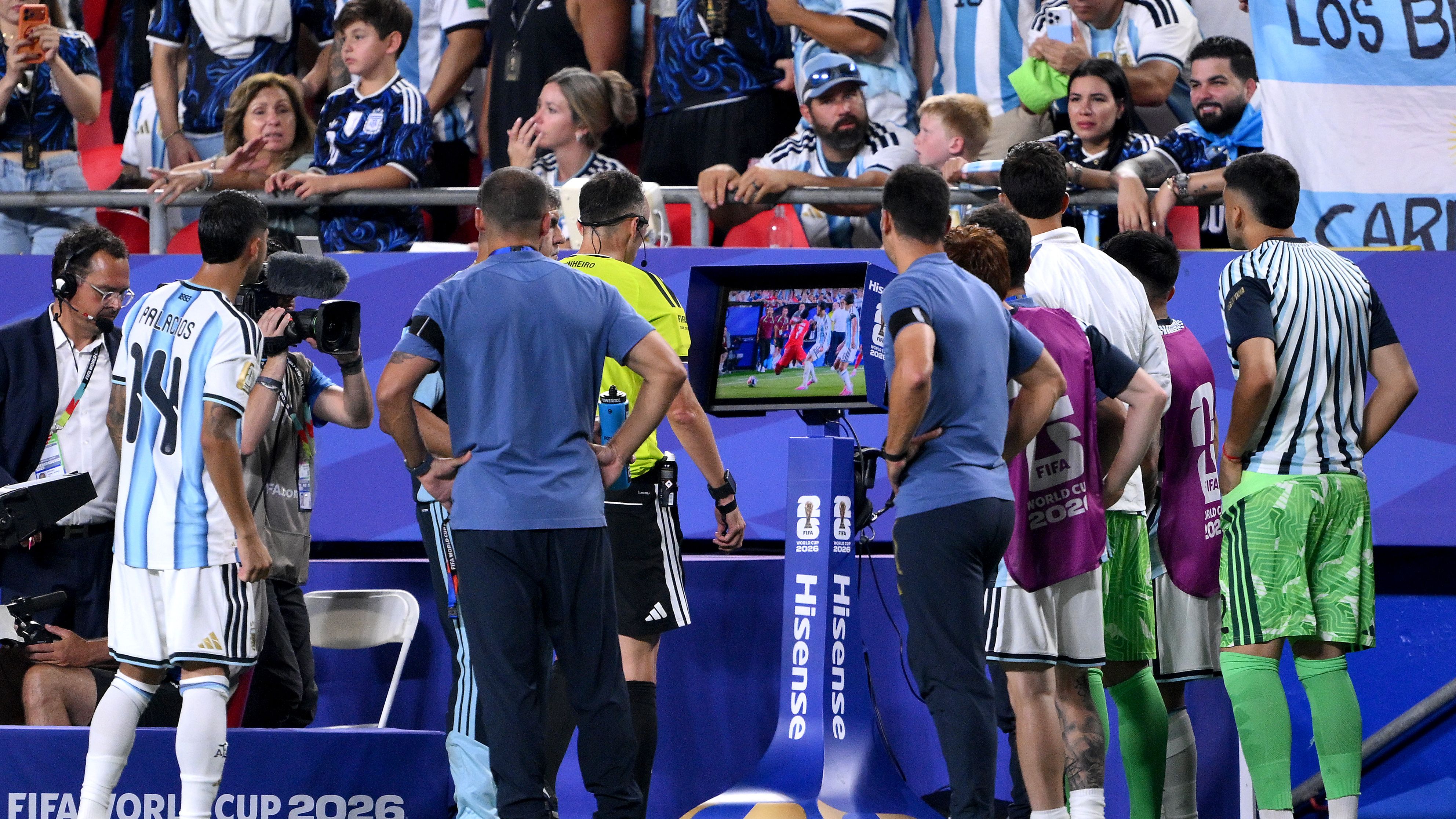 فيفا يُحدث تغييراً جذرياً في نظام VAR قبل نصف نهائي المونديال