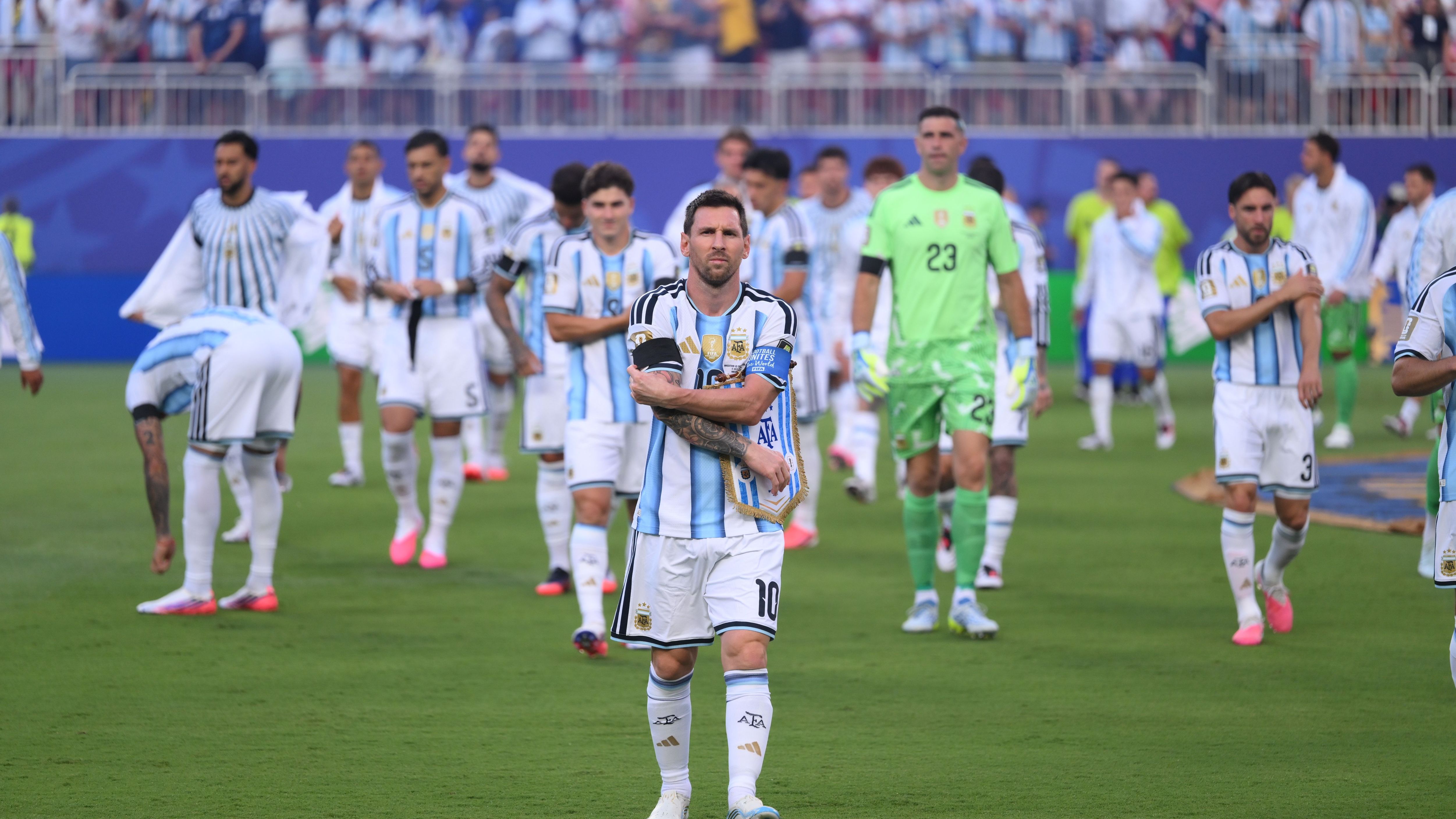 سخرية أرجنتينية لاذعة من اتهامات محاباة الفيفا: 18 دليلاً ساخراً على 'المؤامرة'