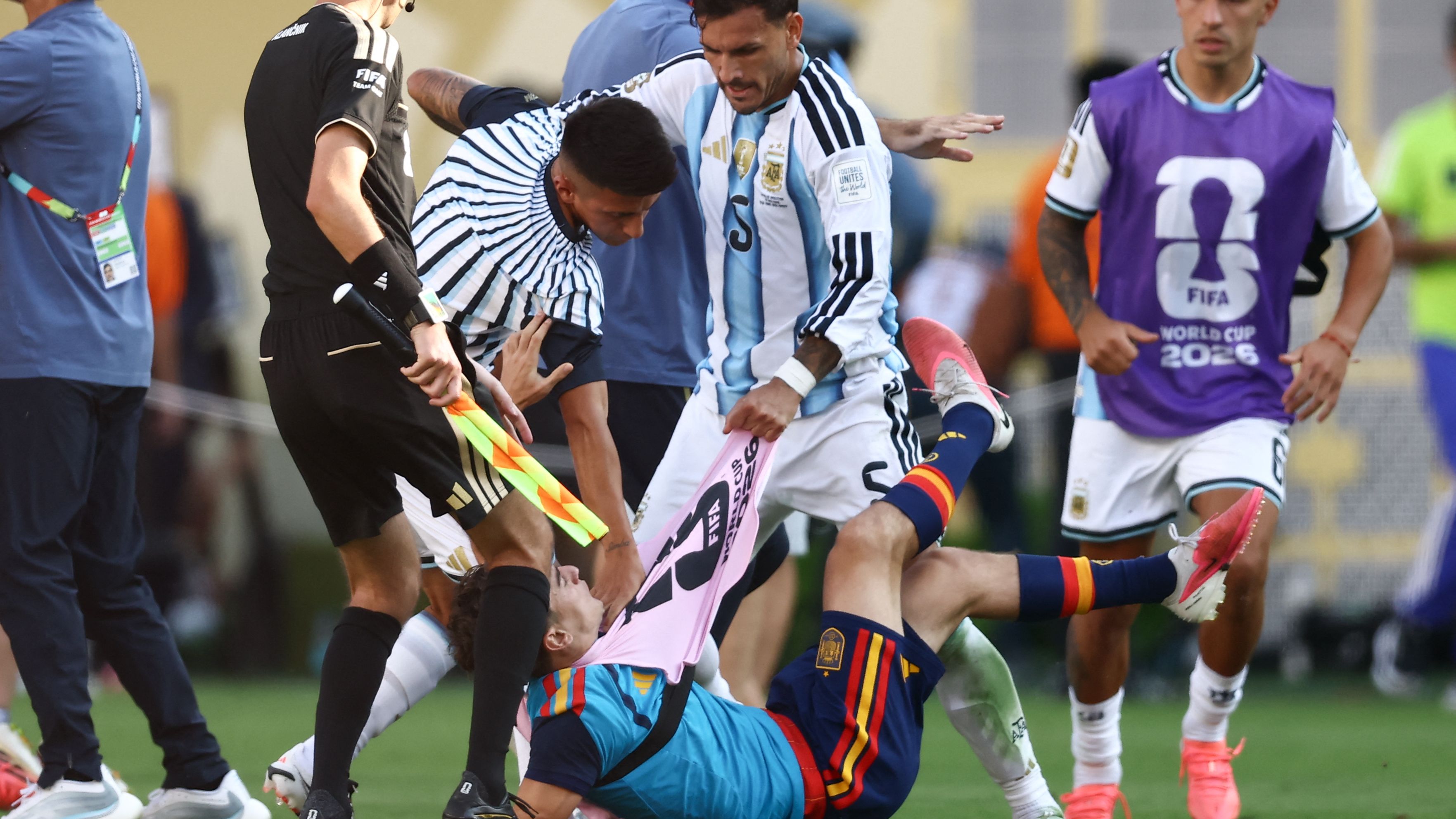 باريديس بعد عقوبات الفيفا: جافي هو من لكمني!