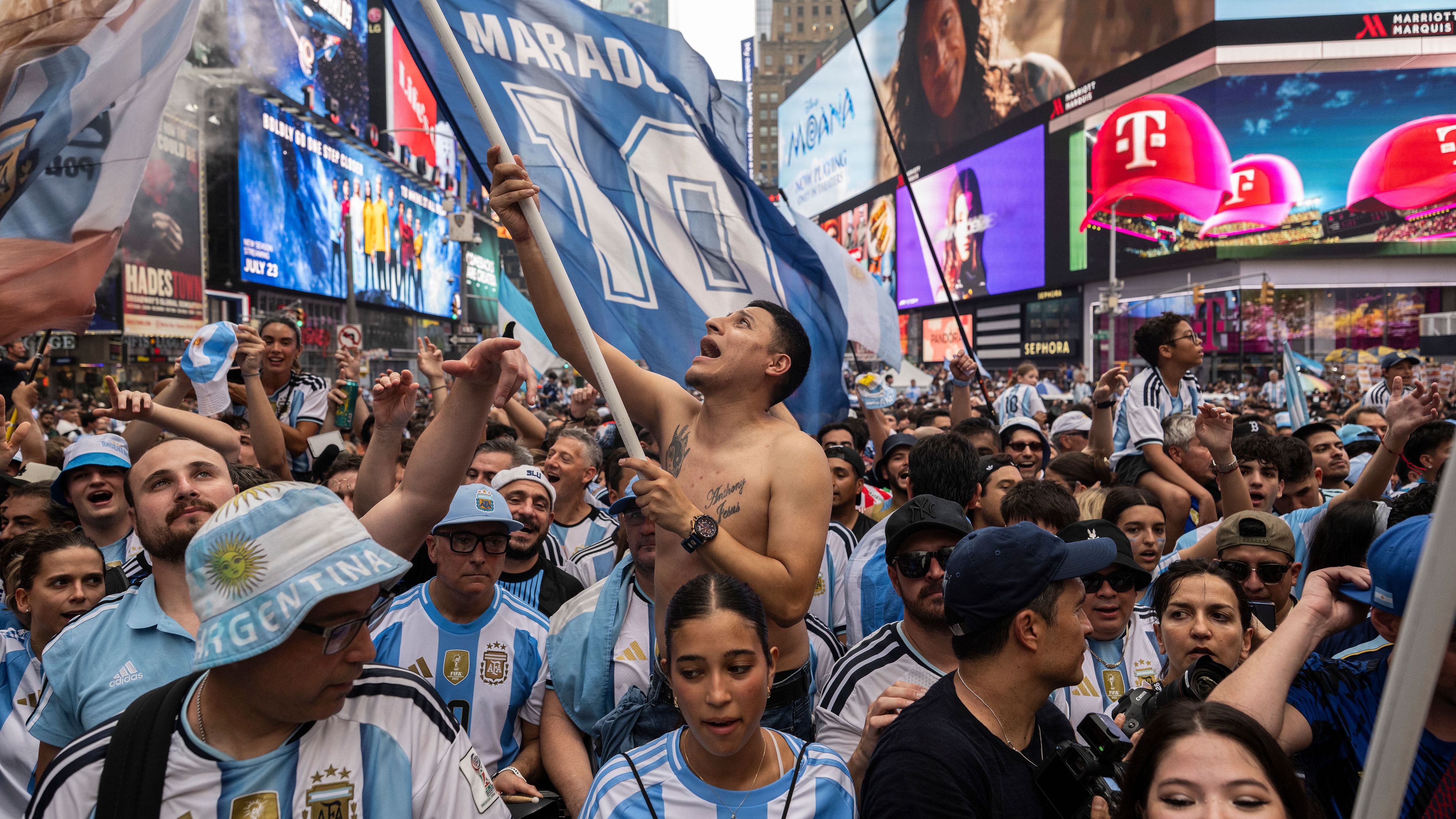 Fans of Argentina Gather New York Ahead of FIFA World Cup Final