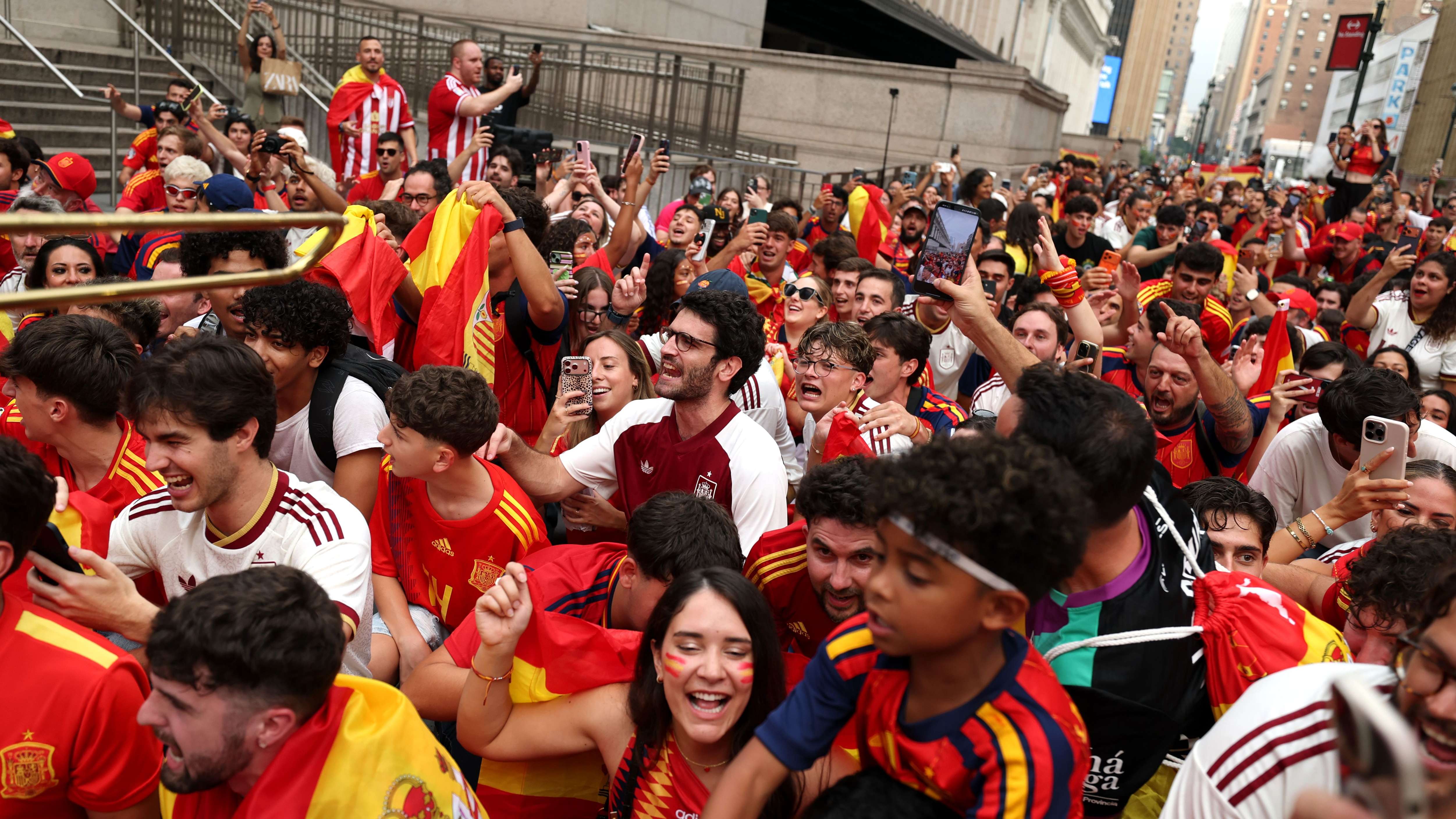 Fans of Spain gather in New York ahead of FIFA World Cup Final