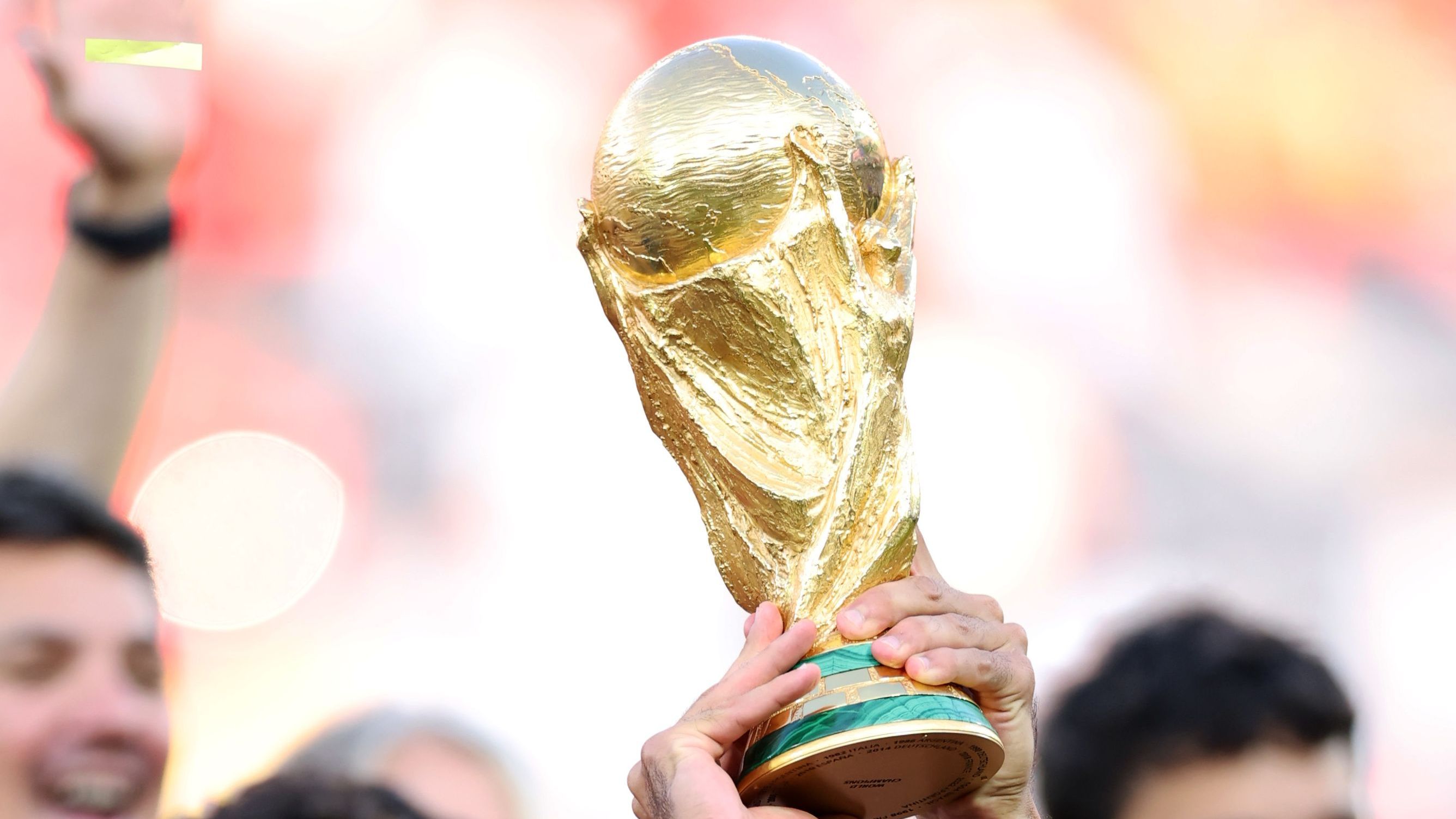 بطل المونديال يبيع نسخة كأس العالم.. ويرد على الانتقادات بسخرية!