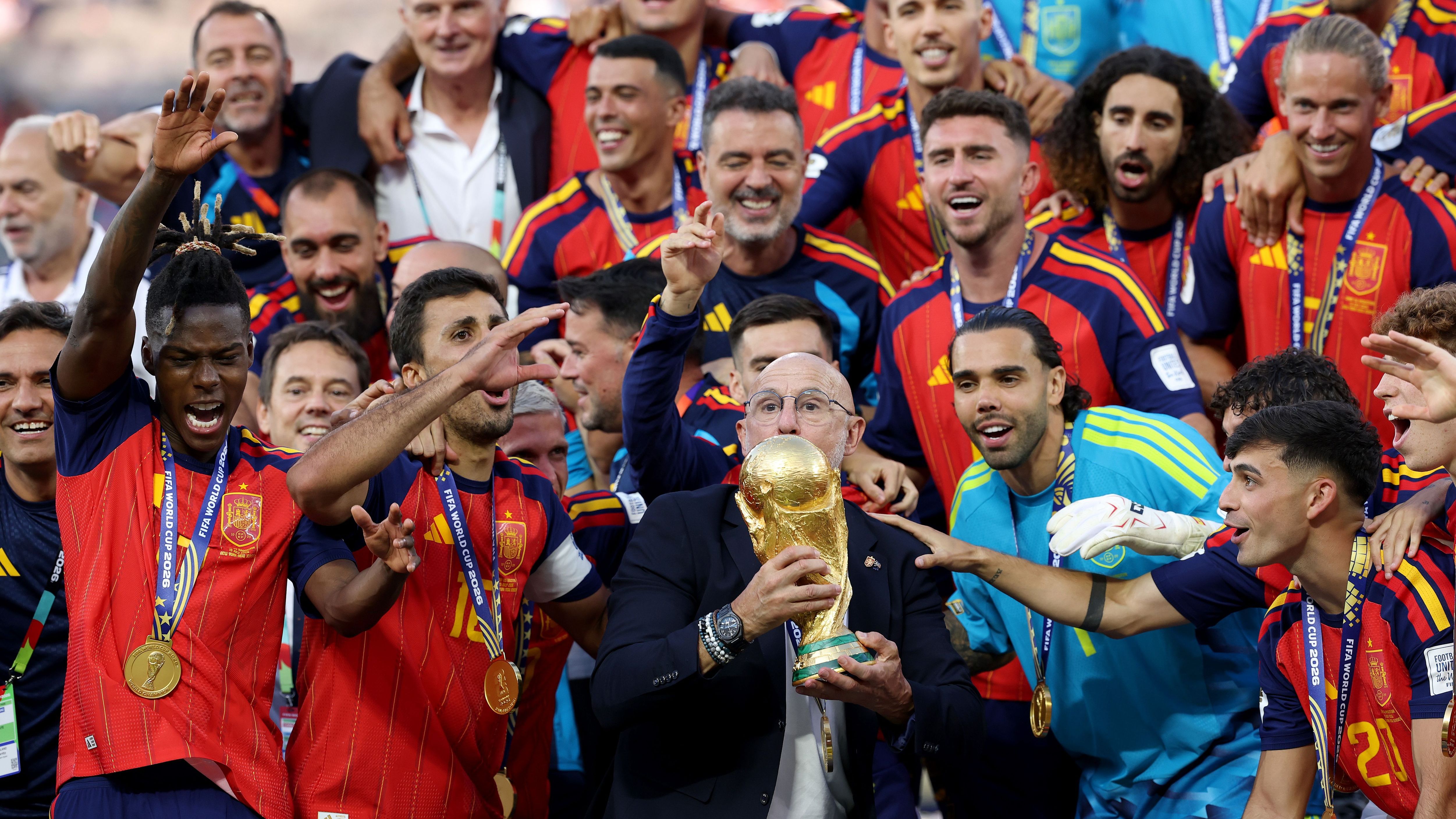 بطل العالم.. دي لا فوينتي يرفع سقف التحدي: لسنا راضين عما حققناه!